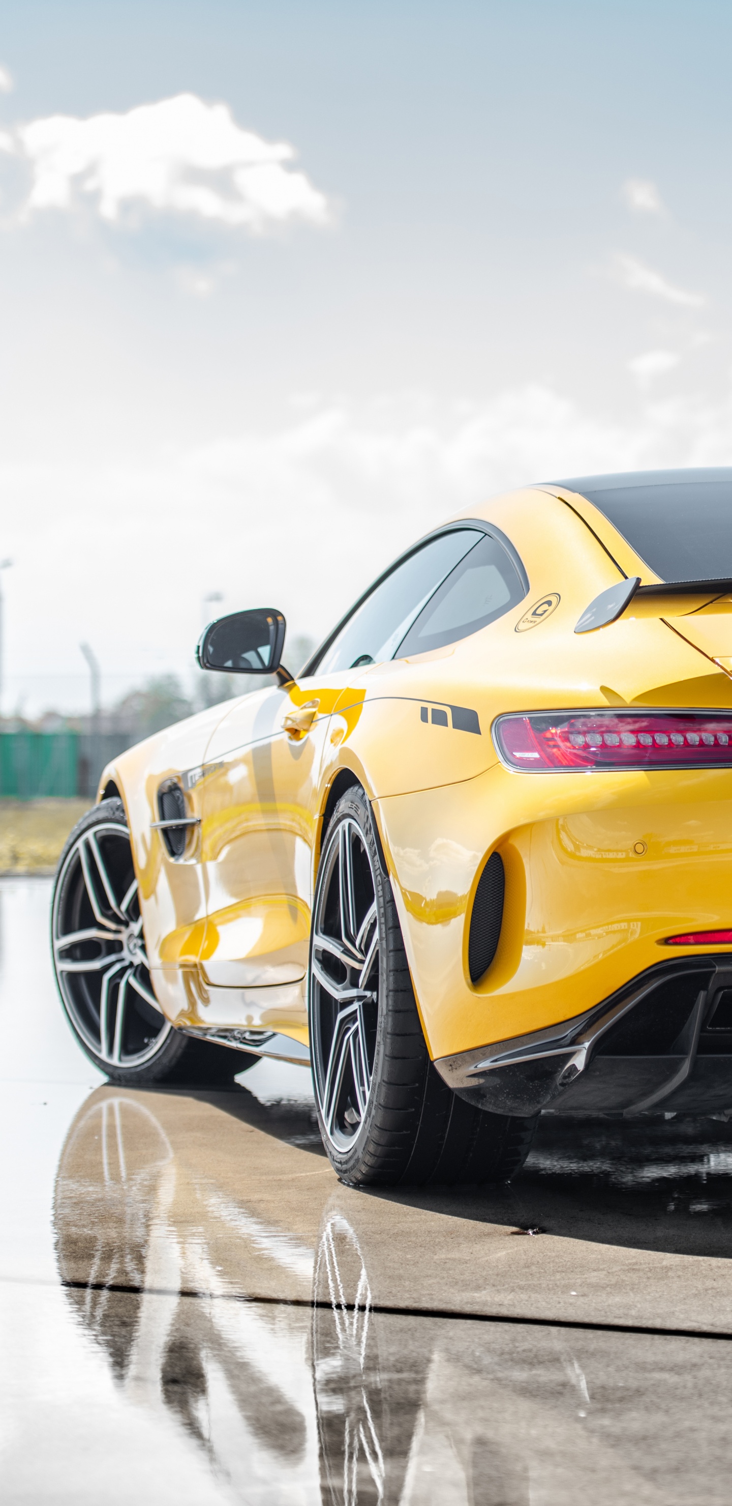 Обои авто, спорткар, суперкар, желтый, автомобильный экстерьер в разрешении 1440x2960