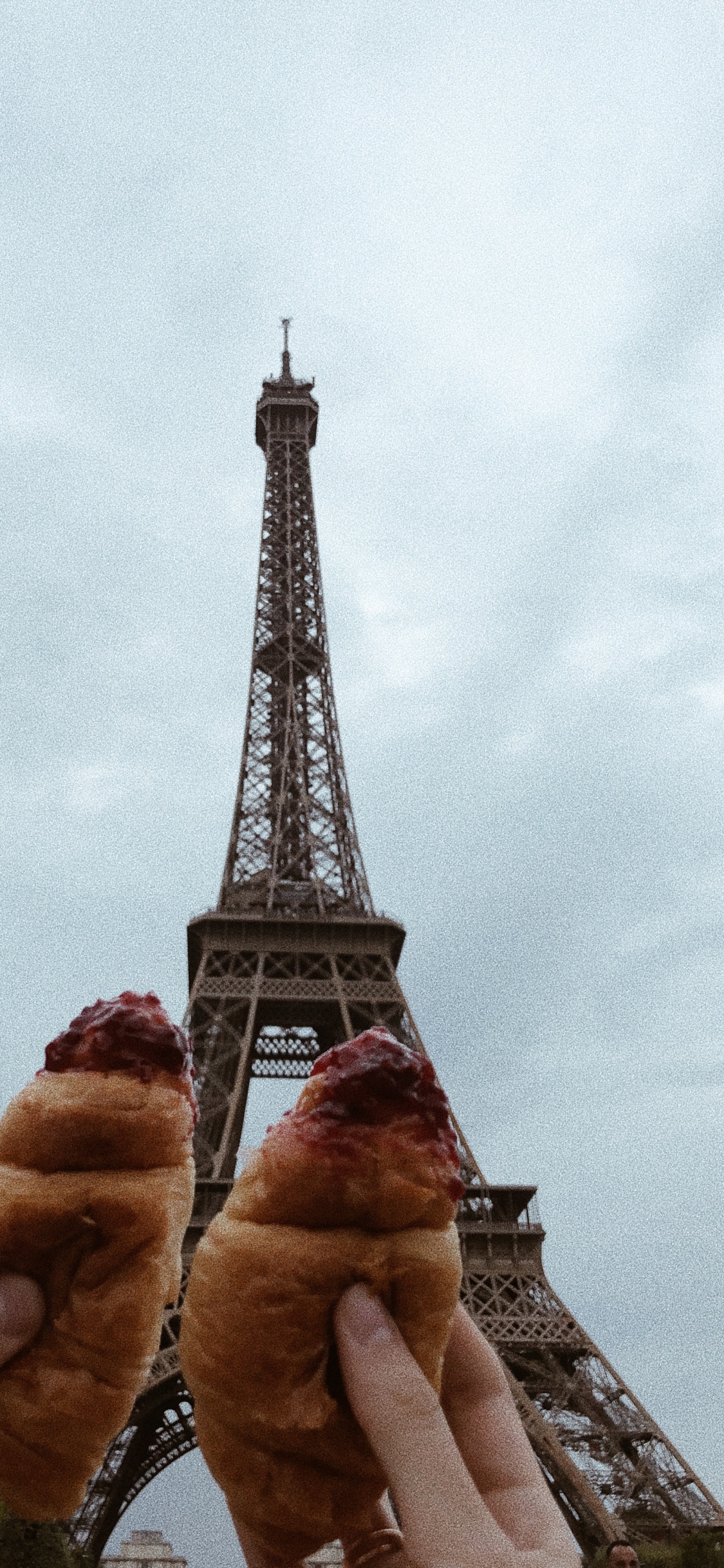 Обои Париж, Эйфелева башня, круассан, Пизанская башня, Марсово поле в разрешении 1125x2436