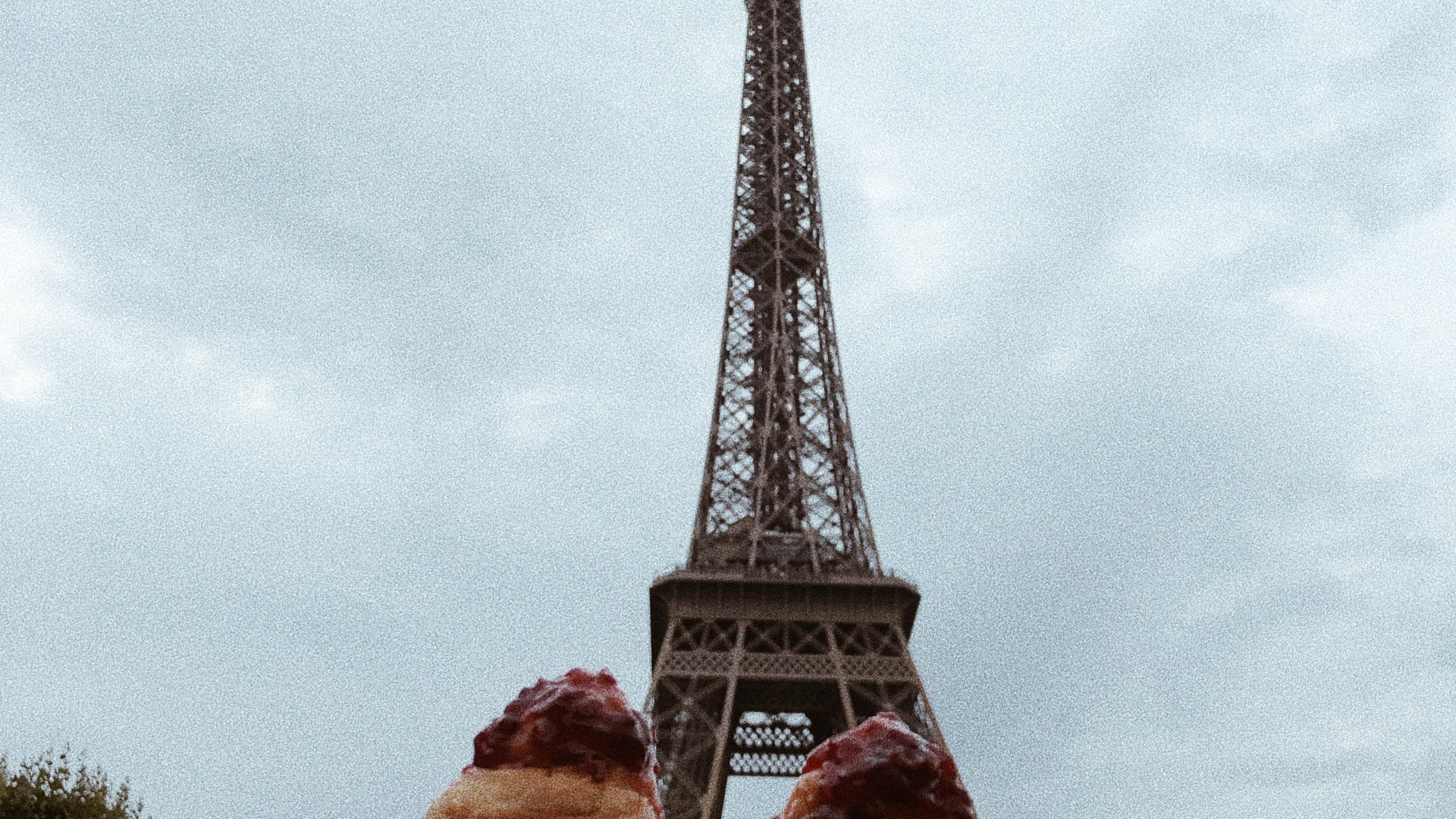 Обои Париж, Эйфелева башня, круассан, Пизанская башня, Марсово поле в разрешении 2560x1440