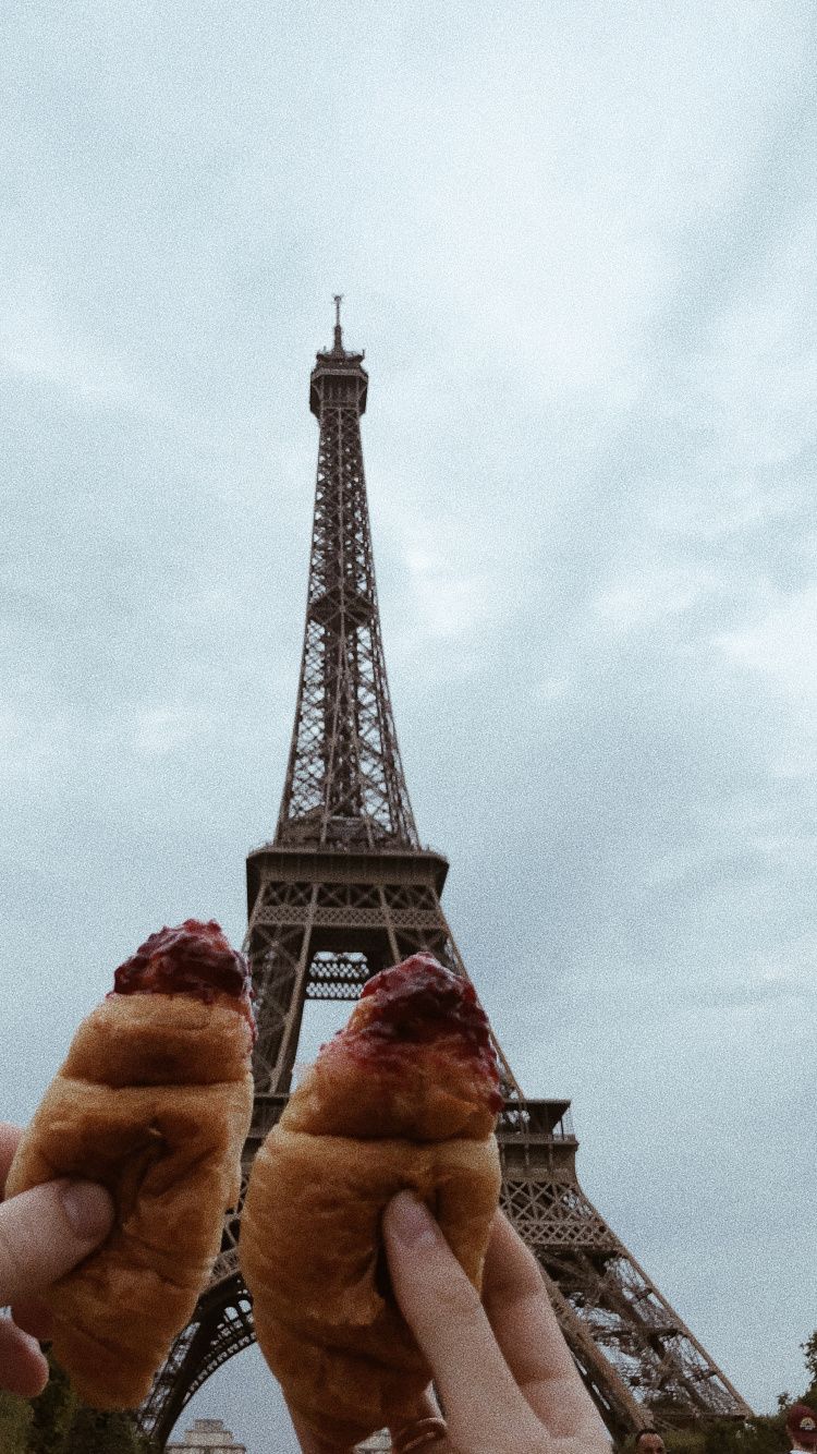 Обои Париж, Эйфелева башня, круассан, Пизанская башня, Марсово поле в разрешении 750x1334