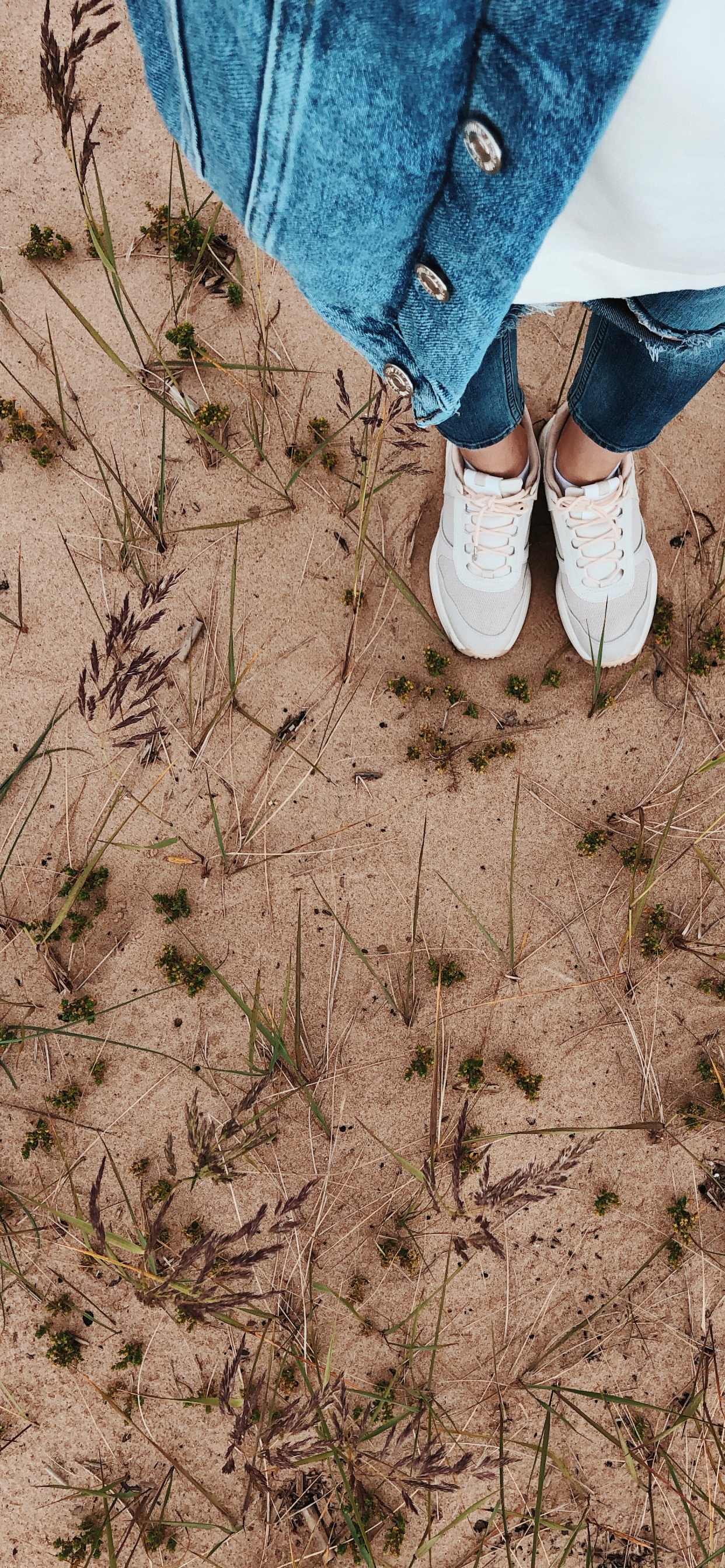 Обои почва, трава, брюки, джинсовая ткань, башмак в разрешении 1242x2688