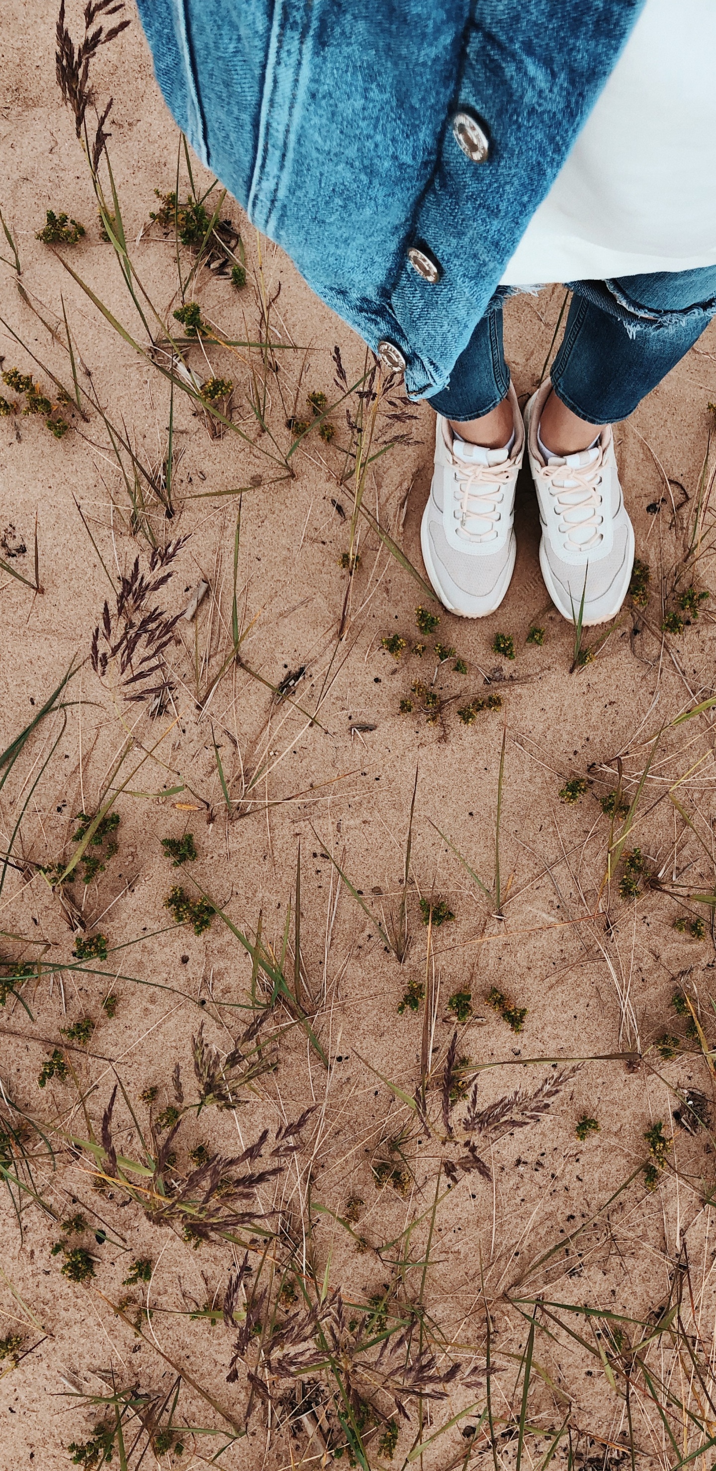 Обои почва, трава, брюки, джинсовая ткань, башмак в разрешении 1440x2960