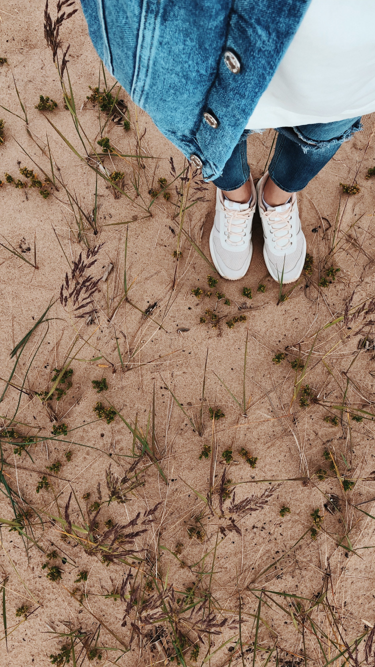 Обои почва, трава, брюки, джинсовая ткань, башмак в разрешении 750x1334