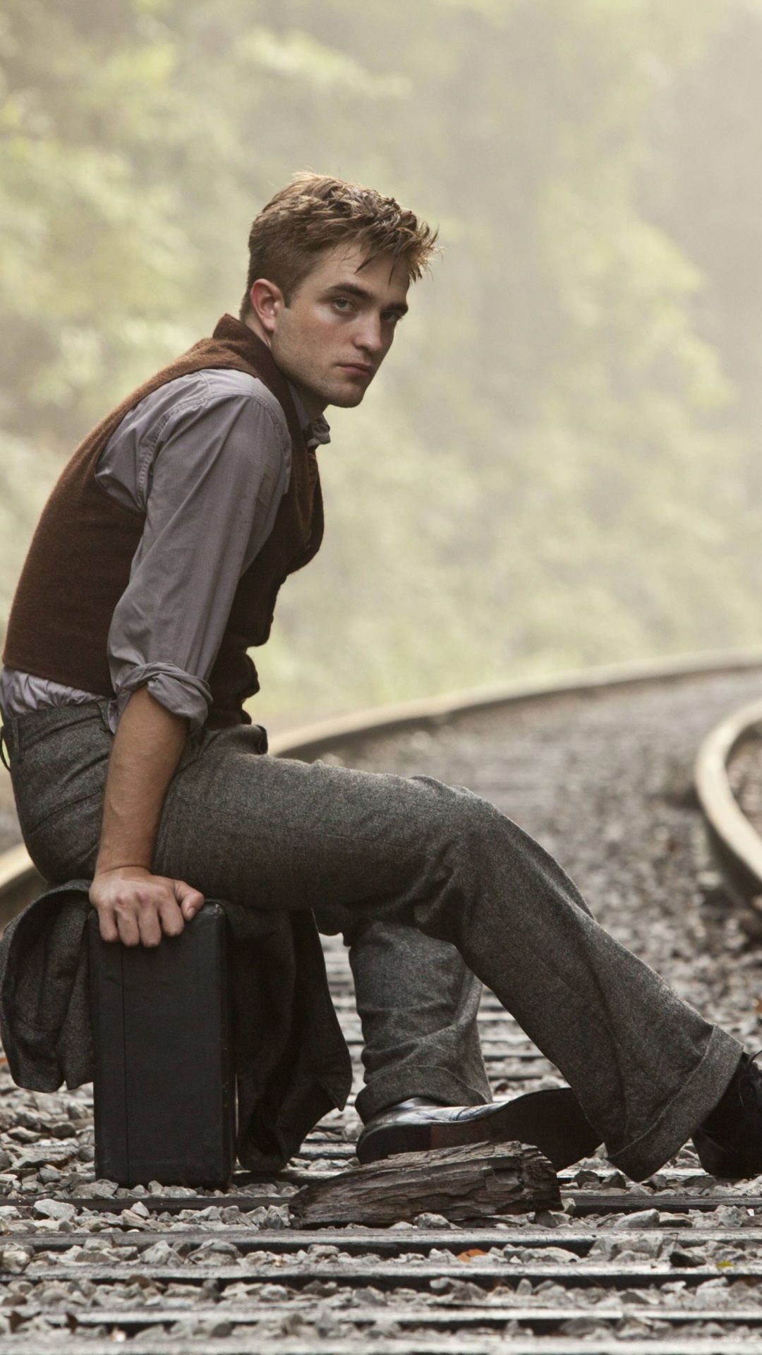 Обои Вода для слонов, Роберт Паттинсон, Джейкоб Янковский, цирк, трек в разрешении 1080x1920