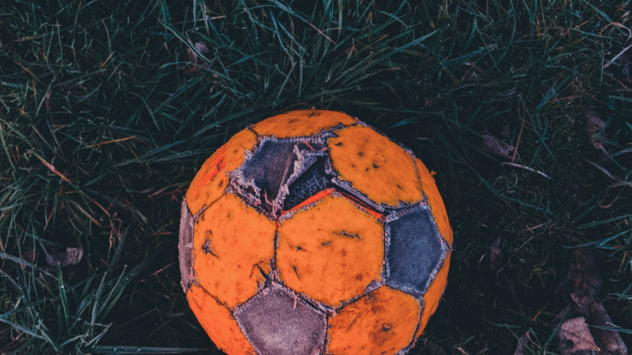 Обои мяч, футбол, американский футбол, Футбольный игрок, Апельсин в разрешении 1280x720