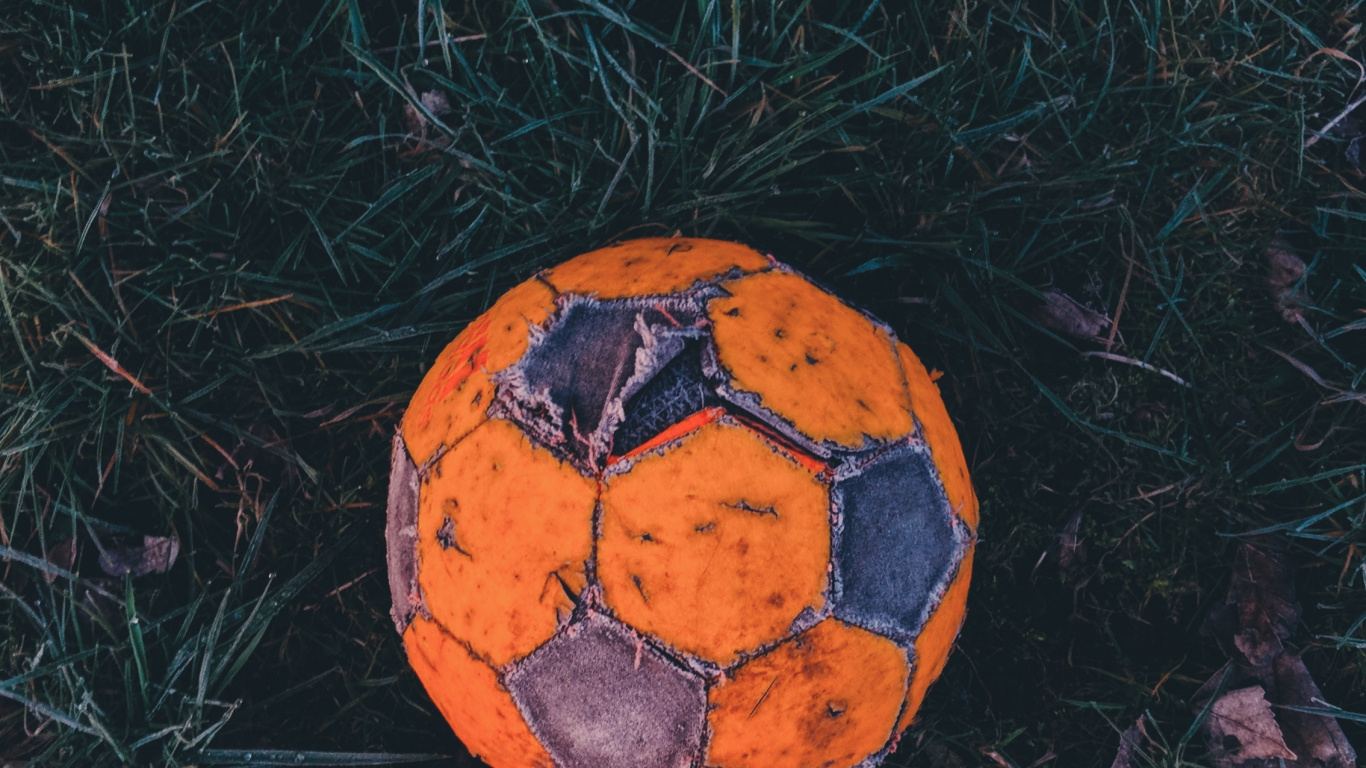 Обои мяч, футбол, американский футбол, Футбольный игрок, Апельсин в разрешении 1366x768