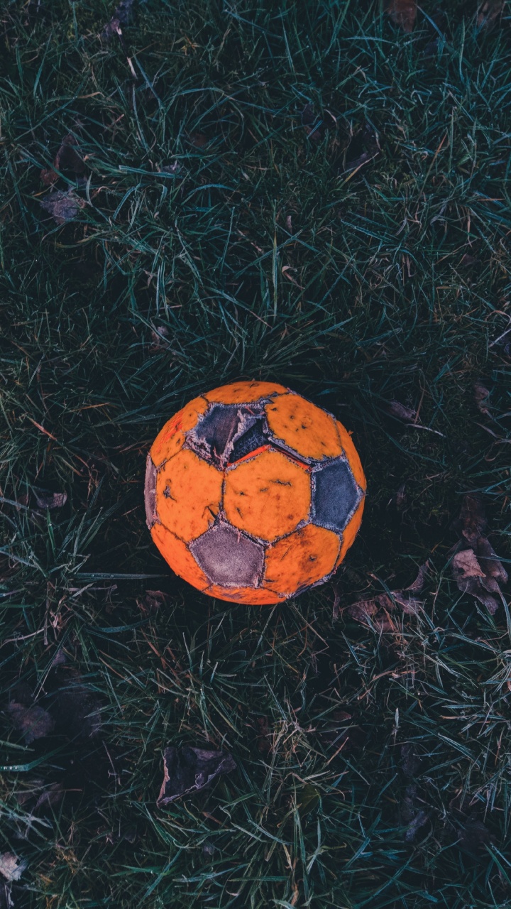 Обои мяч, футбол, американский футбол, Футбольный игрок, Апельсин в разрешении 720x1280