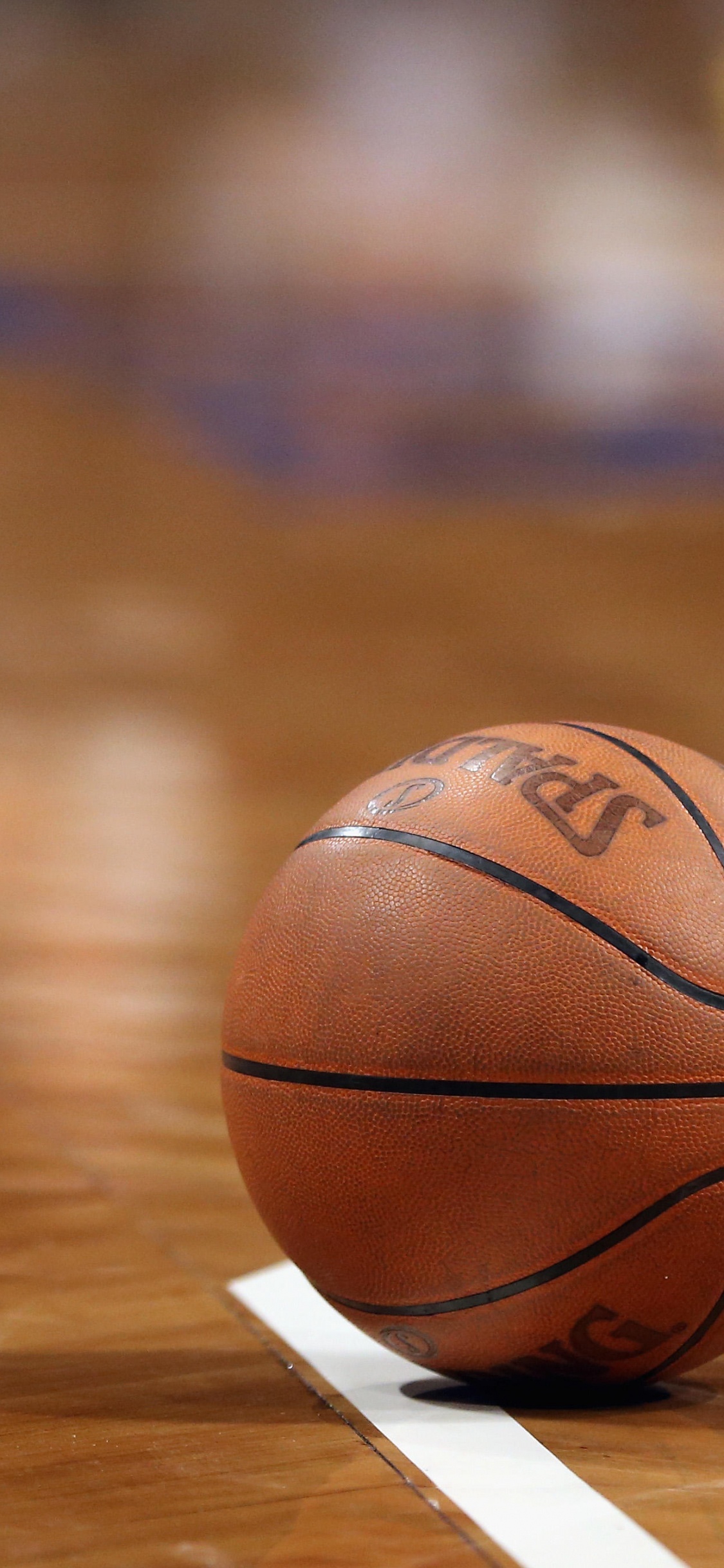 Обои Баскетбол, баскетбольная площадка, твердая древесина, мяч, древесина в разрешении 1125x2436