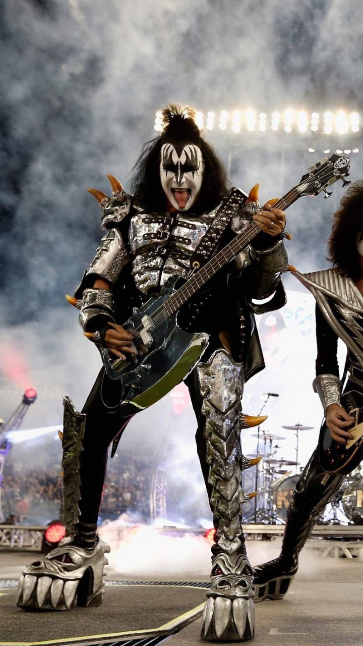 Обои Джин Симмонс, поцелуй, поцелуй Джин Симмонс, музыка, пол Стэнли в разрешении 720x1280