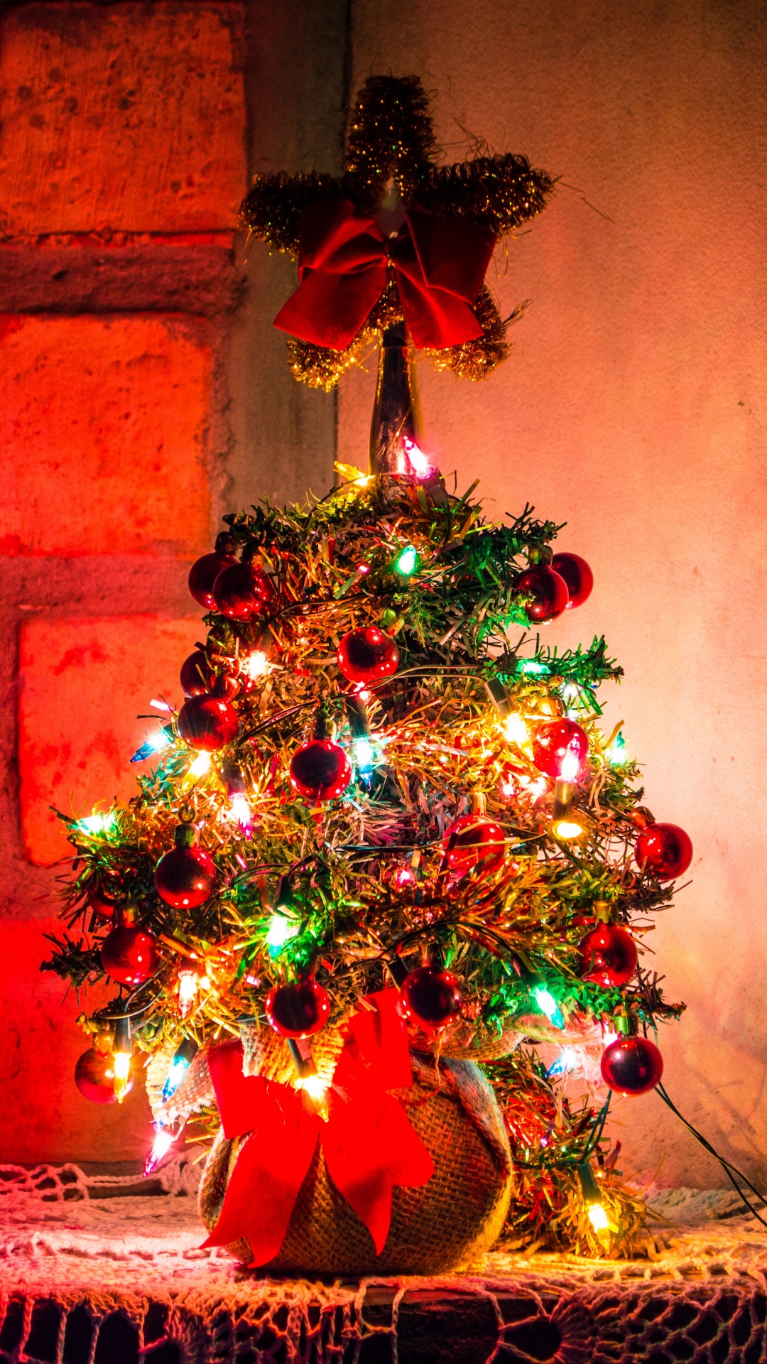 Обои Рождественский день, Рождественские украшения, елка, Новый год, рождественский орнамент в разрешении 1080x1920