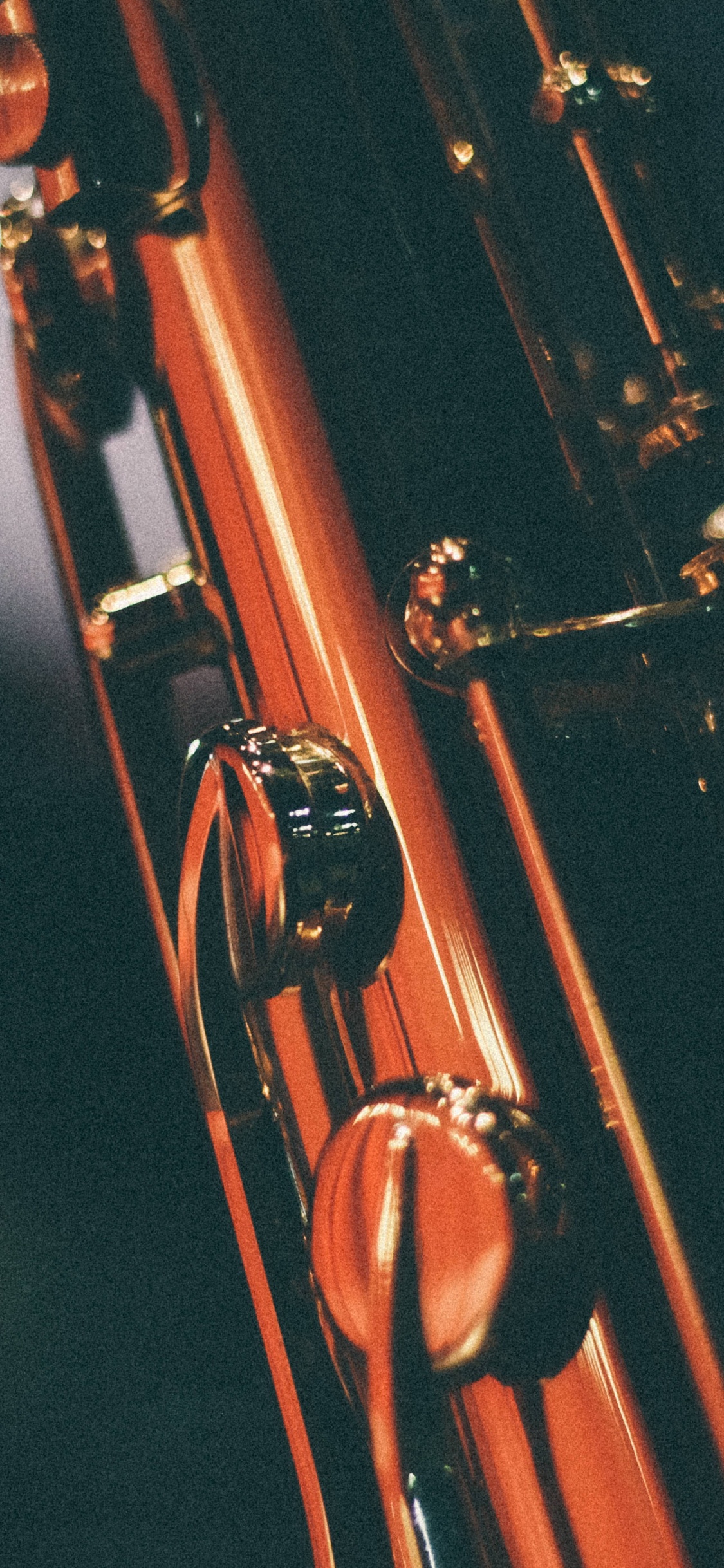 Обои саксофон, деревянный духовой инструмент, джаз, металл, музыка в разрешении 1125x2436