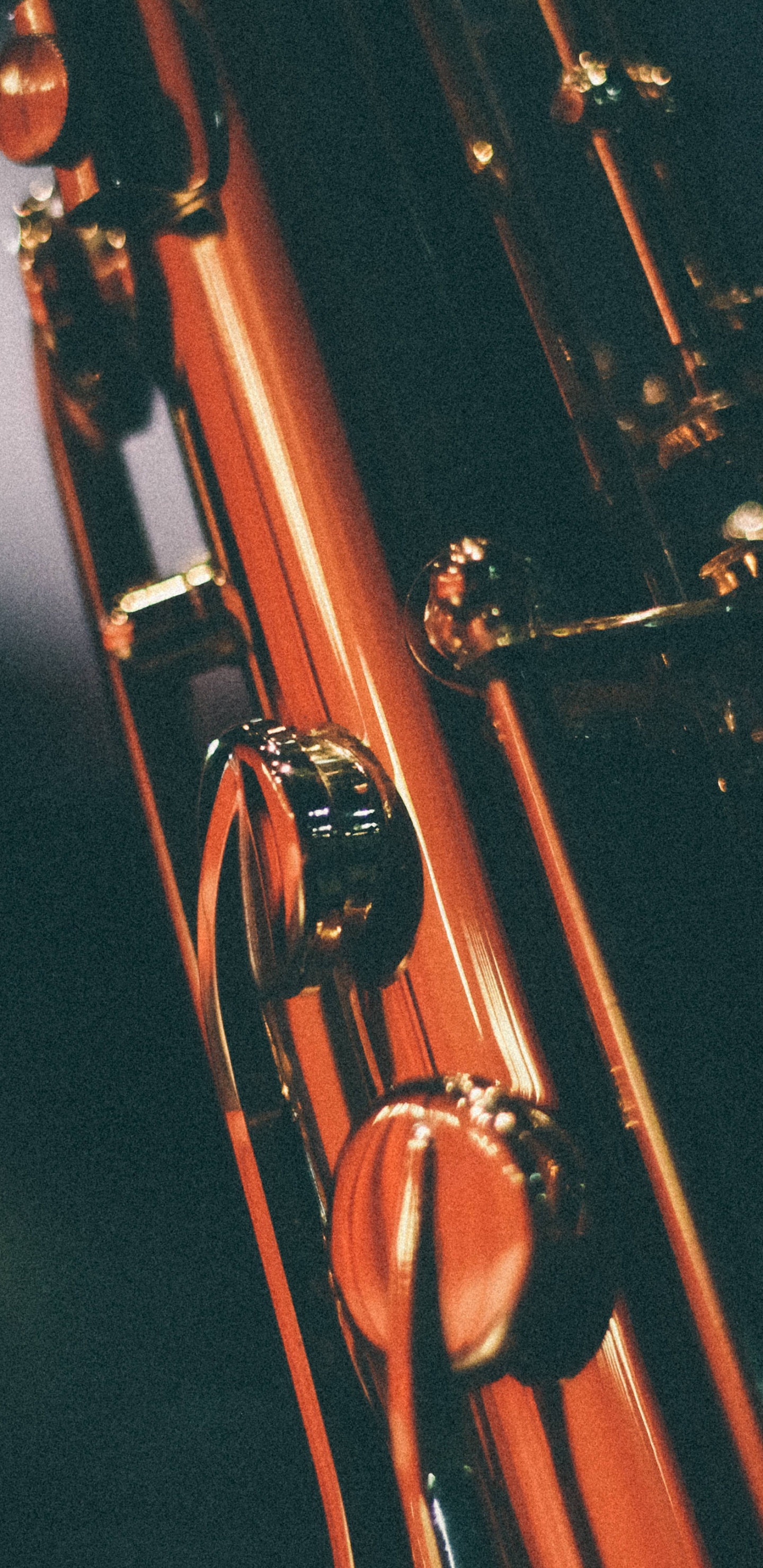 Обои саксофон, деревянный духовой инструмент, джаз, металл, музыка в разрешении 1440x2960