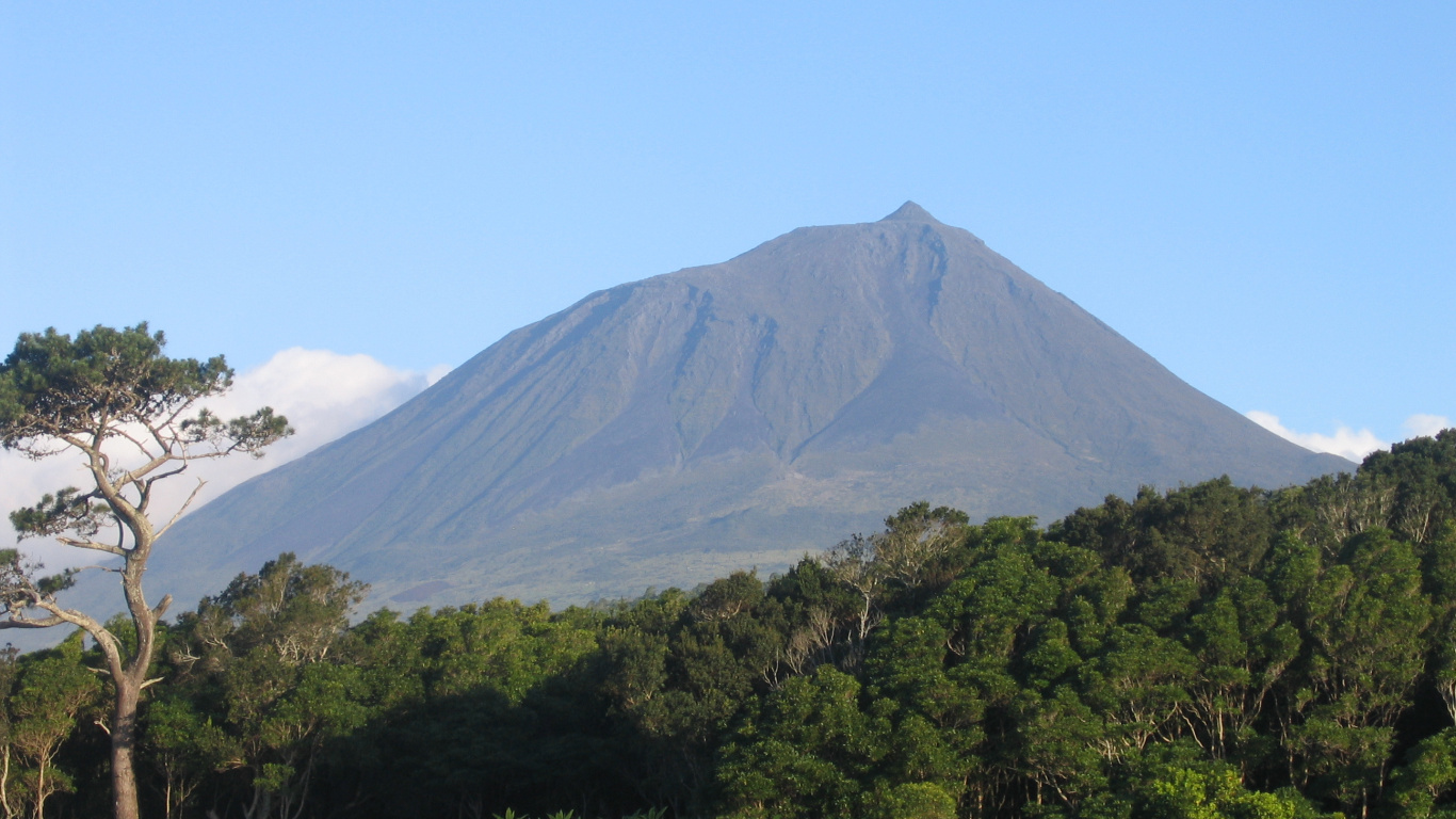 Обои нагорье, потухший вулкан, пейзажи гор, вулкан, гора в разрешении 1366x768