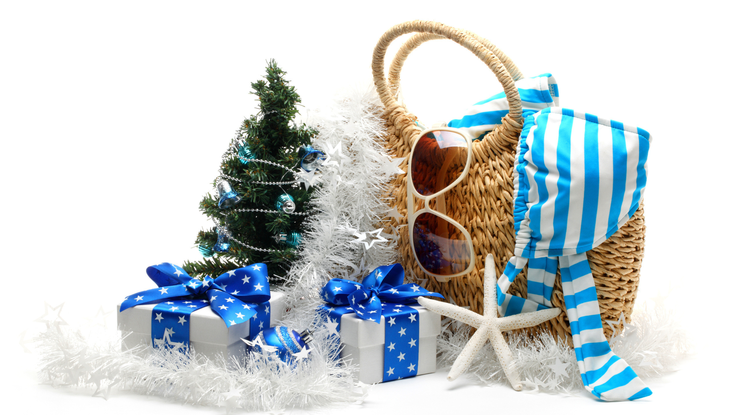Обои Рождественский день, Рождественский подарок, елка, Рождественские украшения, Рождество в разрешении 2560x1440