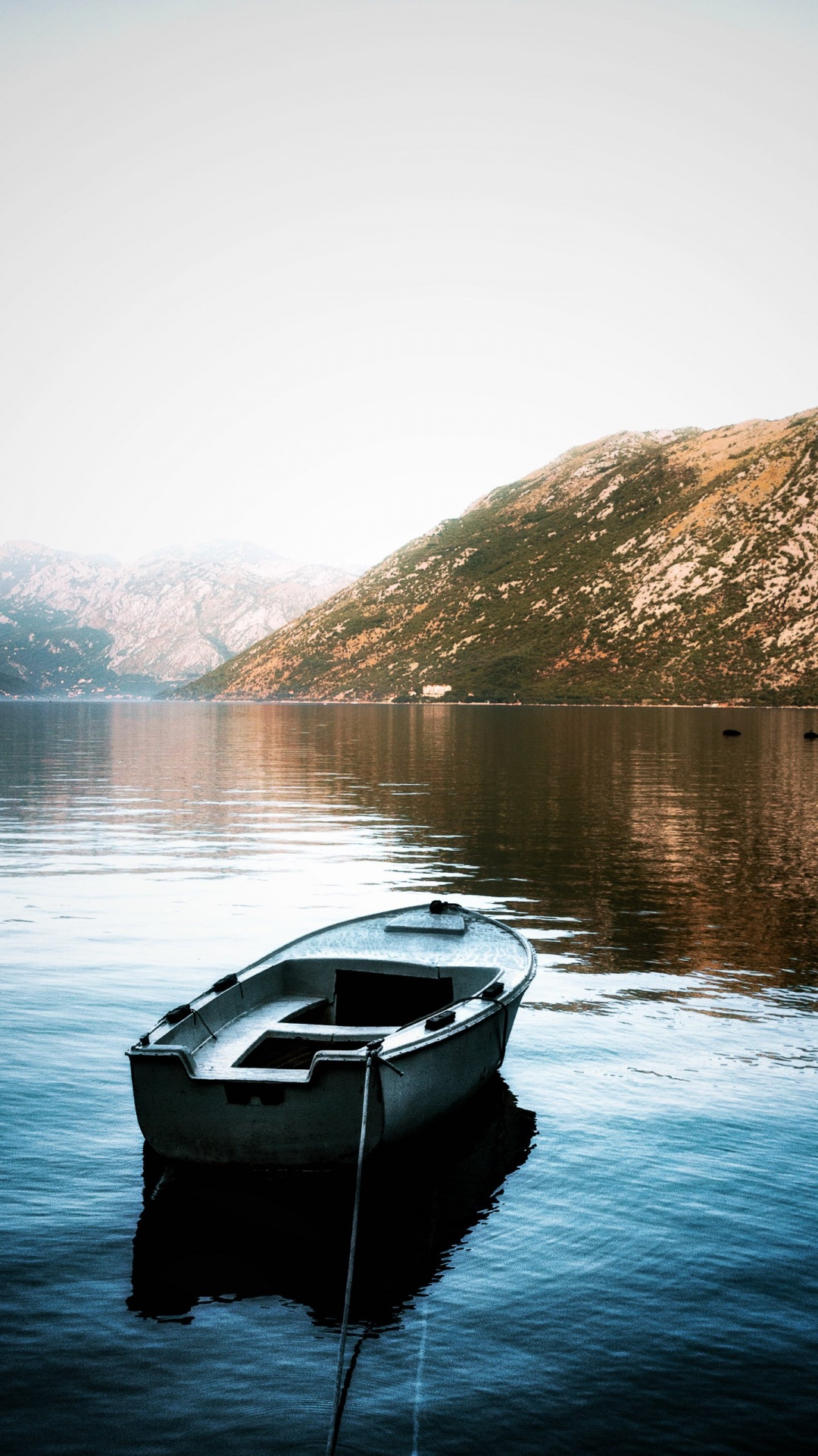 Обои отражение, вода, лодка, гора, облако в разрешении 1080x1920