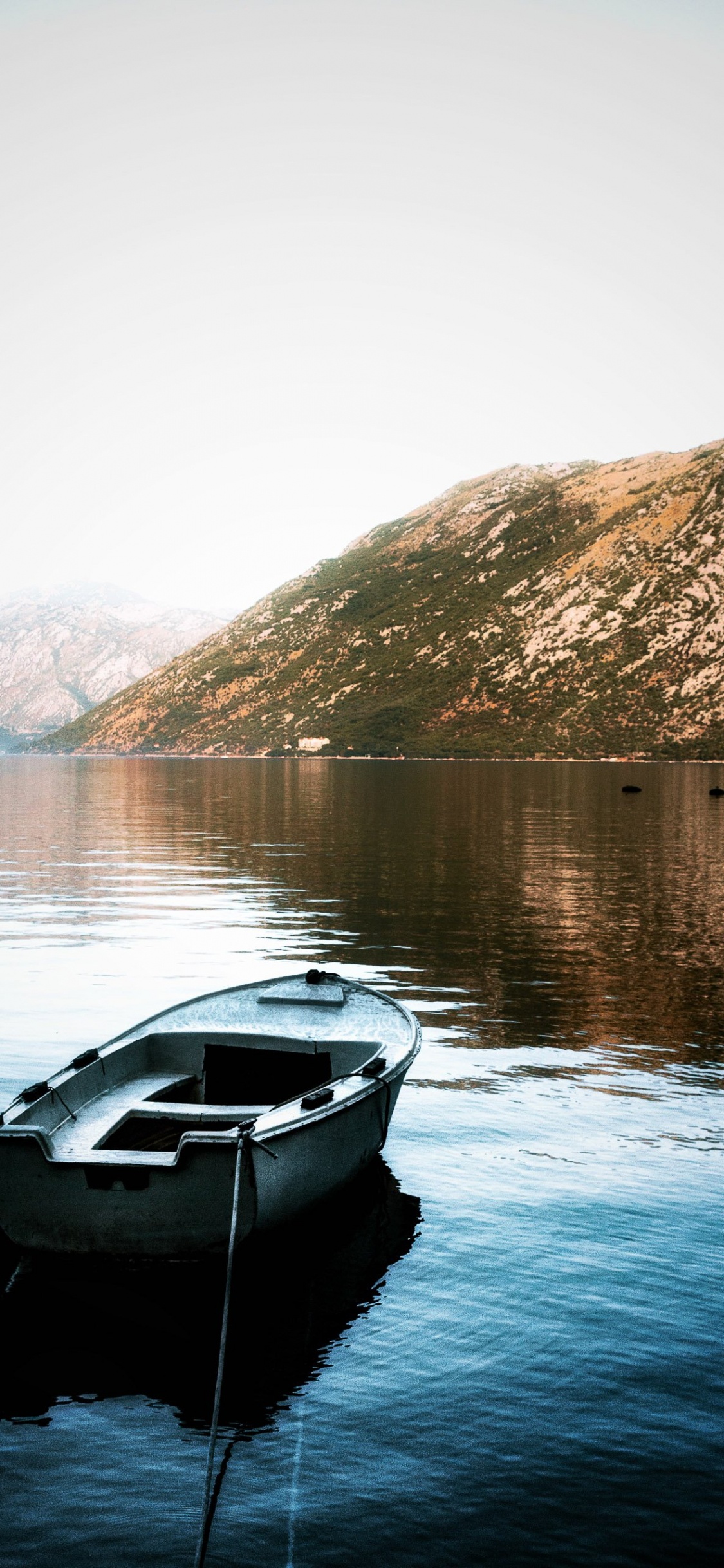 Обои отражение, вода, лодка, гора, облако в разрешении 1125x2436