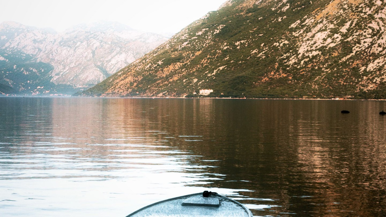 Обои отражение, вода, лодка, гора, облако в разрешении 1280x720