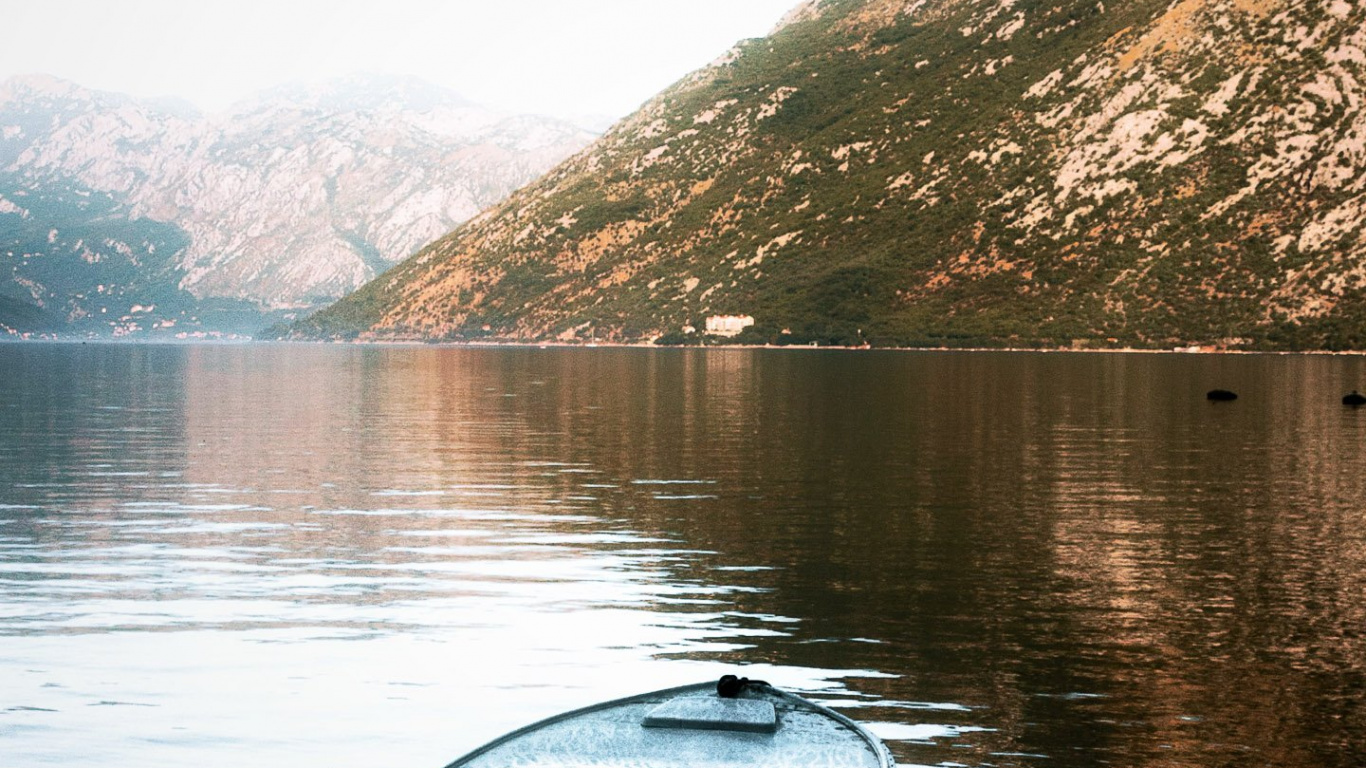 Обои отражение, вода, лодка, гора, облако в разрешении 1366x768