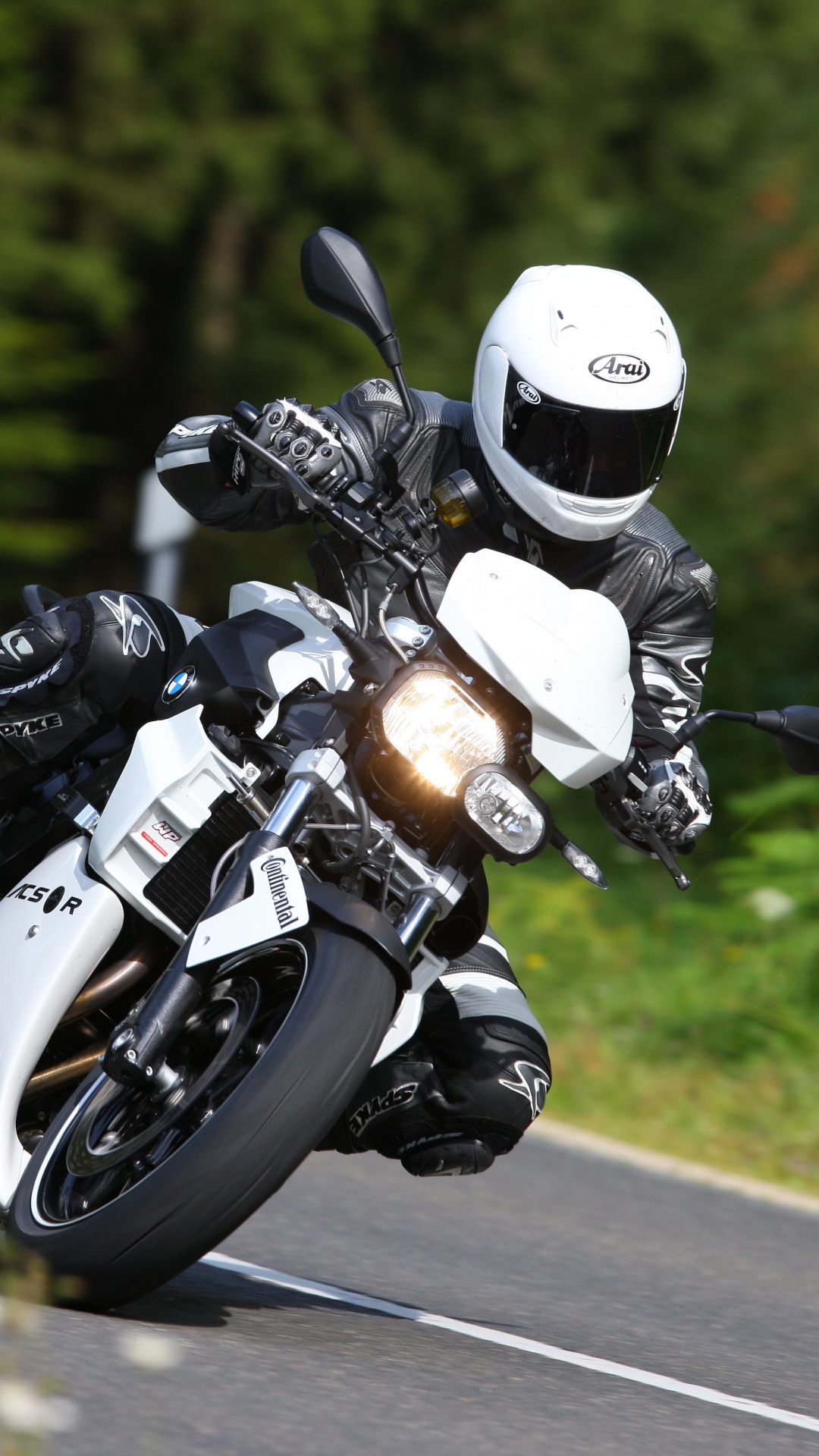 Обои БМВ f800r, мотоцикл, мотоспорт, шлем, гонки на мотоциклах в разрешении 1080x1920