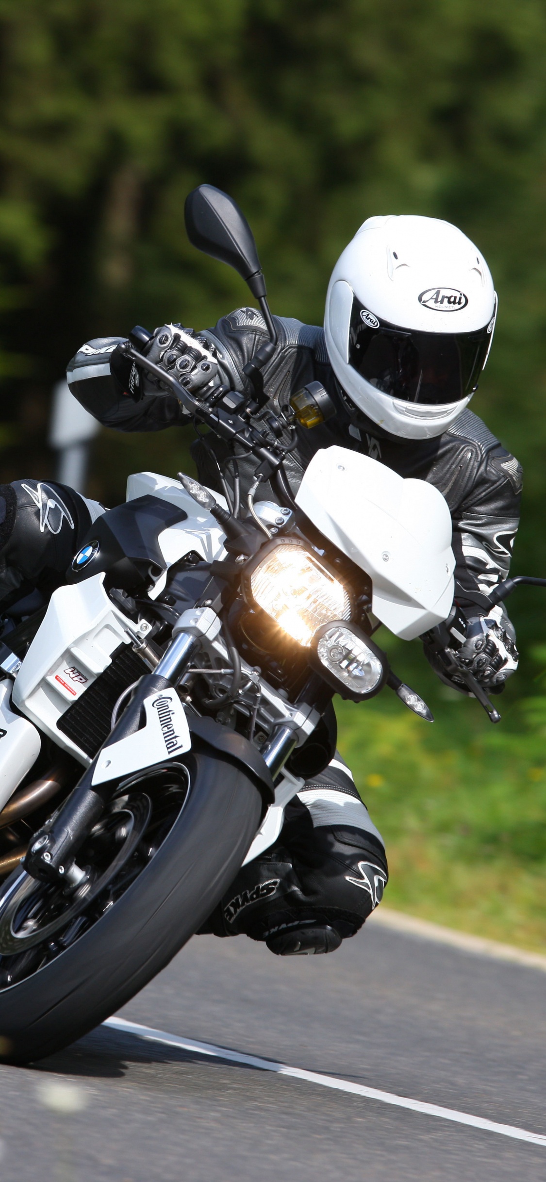 Обои БМВ f800r, мотоцикл, мотоспорт, шлем, гонки на мотоциклах в разрешении 1125x2436