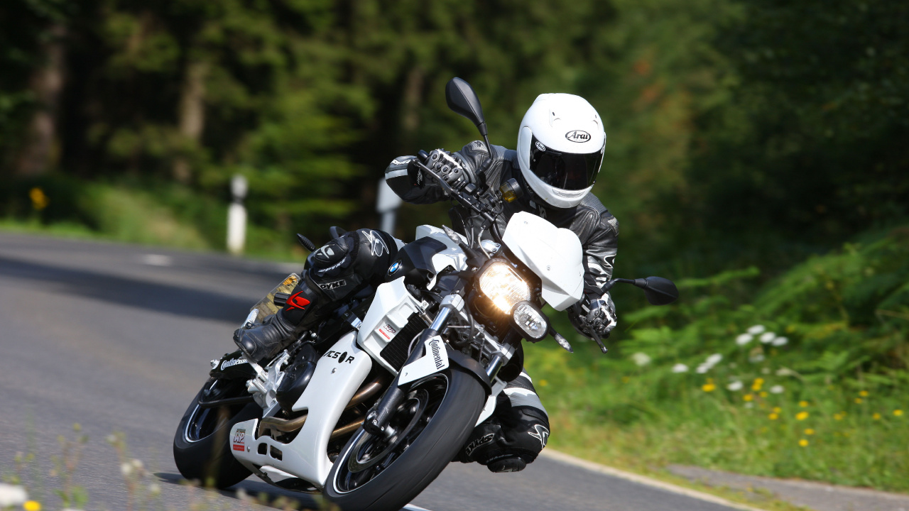 Обои БМВ f800r, мотоцикл, мотоспорт, шлем, гонки на мотоциклах в разрешении 1280x720