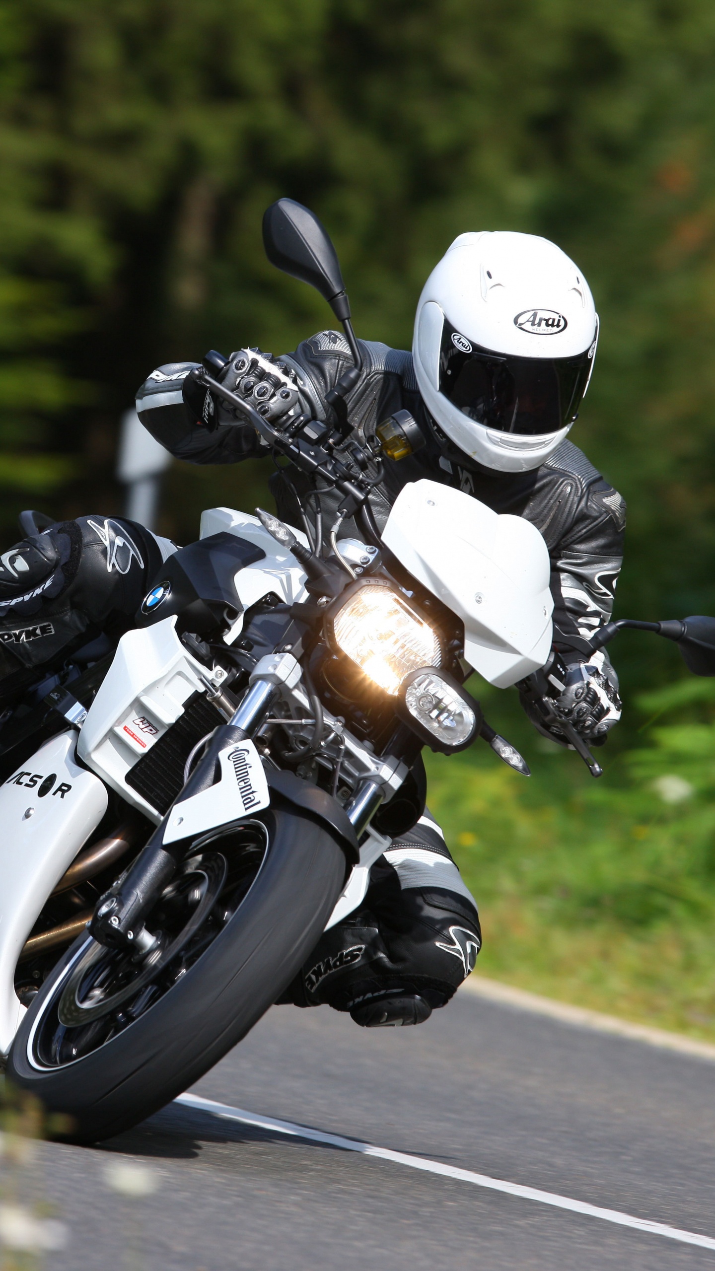 Обои БМВ f800r, мотоцикл, мотоспорт, шлем, гонки на мотоциклах в разрешении 1440x2560