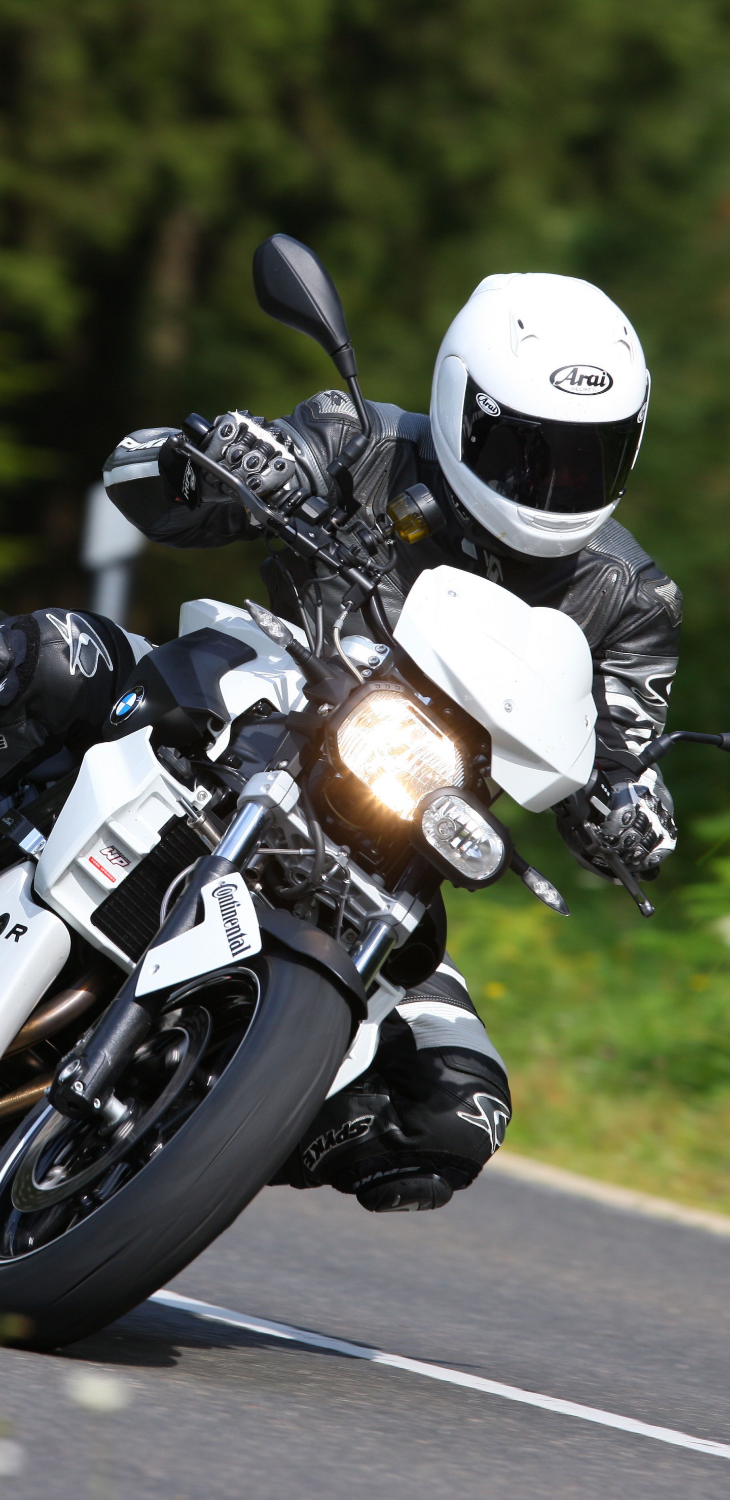 Обои БМВ f800r, мотоцикл, мотоспорт, шлем, гонки на мотоциклах в разрешении 1440x2960
