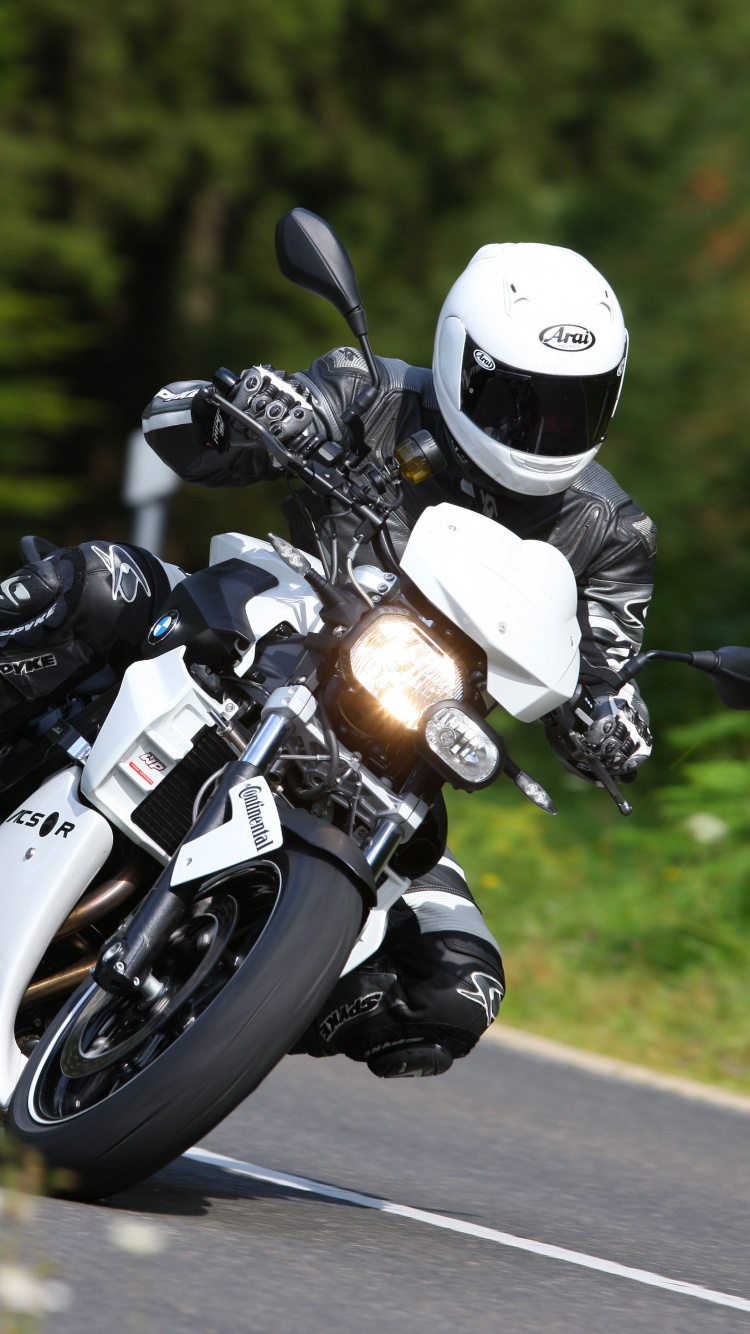 Обои БМВ f800r, мотоцикл, мотоспорт, шлем, гонки на мотоциклах в разрешении 750x1334
