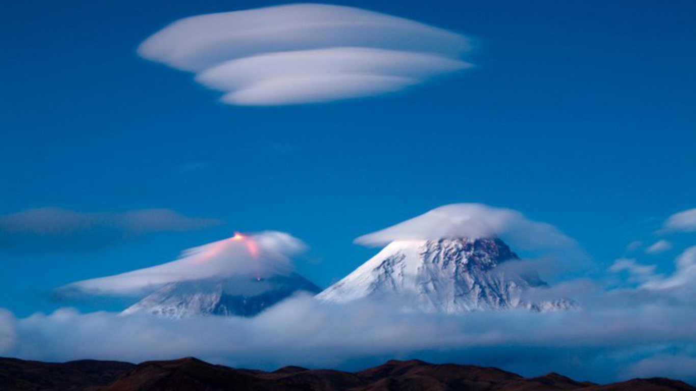 Обои вулкан, ключевская сопка, облако, гора, кучевое облако в разрешении 1366x768