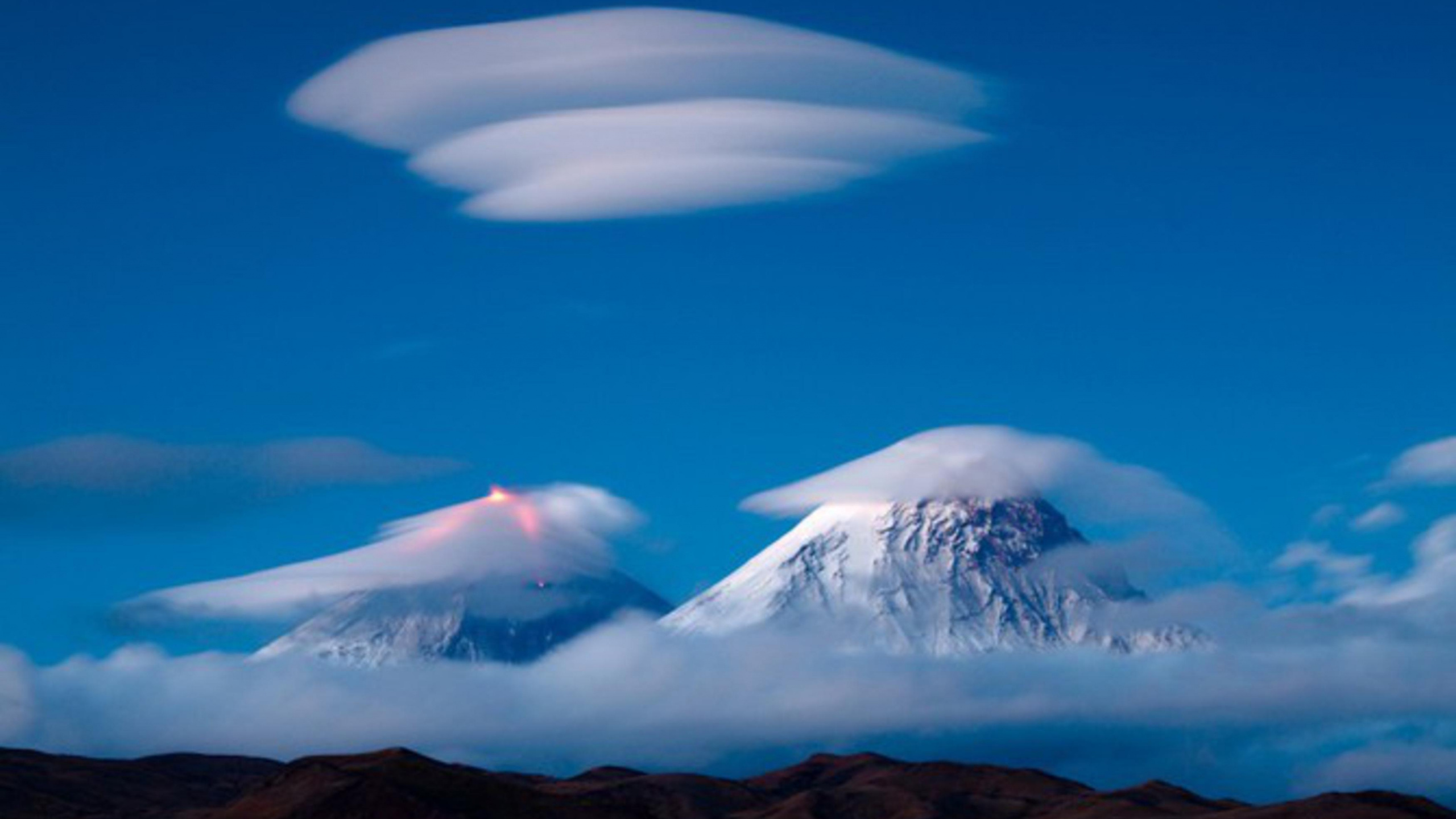 Обои вулкан, ключевская сопка, облако, гора, кучевое облако в разрешении 2560x1440