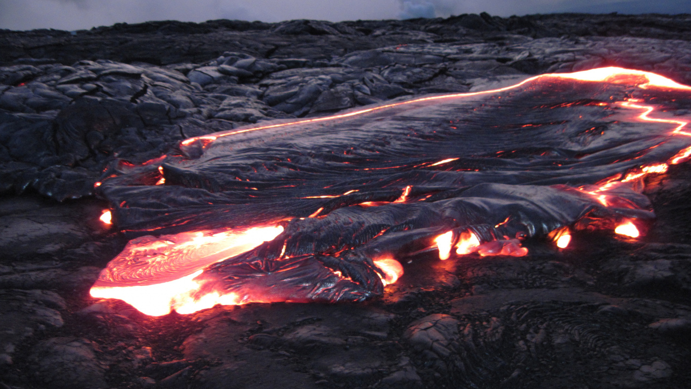 Обои лава, щитовой вулкан, лавовые равнины, вентиляционные щели, тепло в разрешении 1366x768