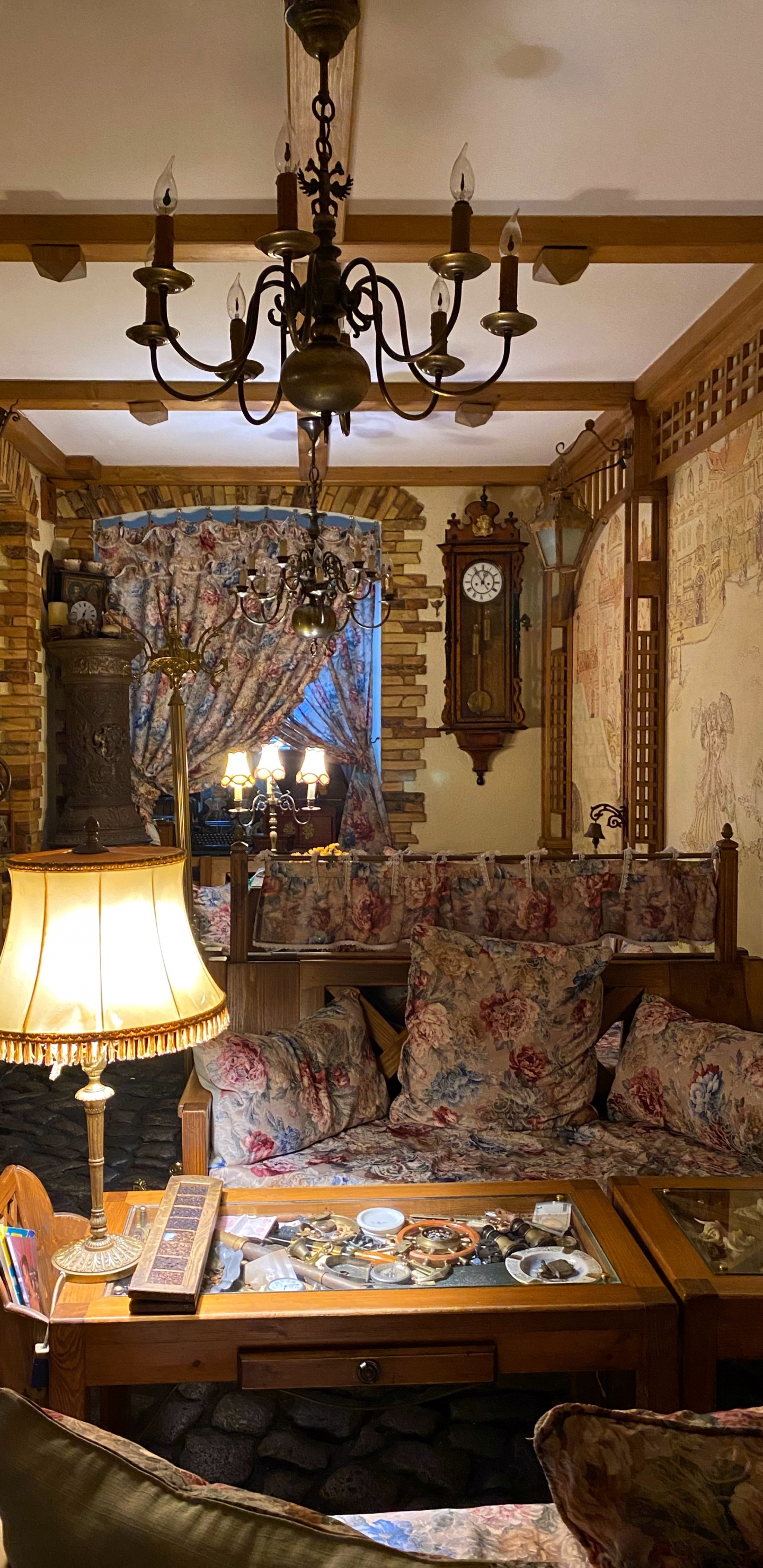 Обои гостиная комната, освещение, дизайн интерьера, комната, потолочный светильник в разрешении 1440x2960