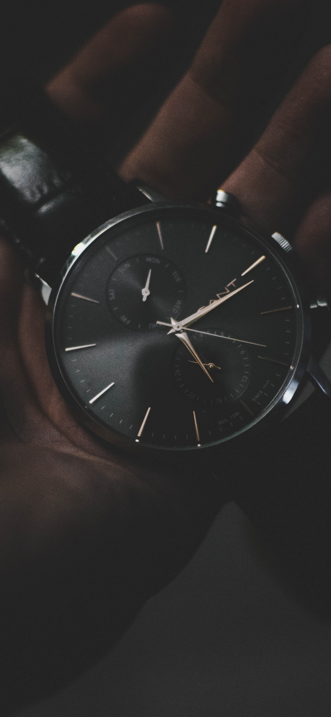 Обои темнота, модный аксессуар, наручные, часы, часы аксессуар в разрешении 1125x2436