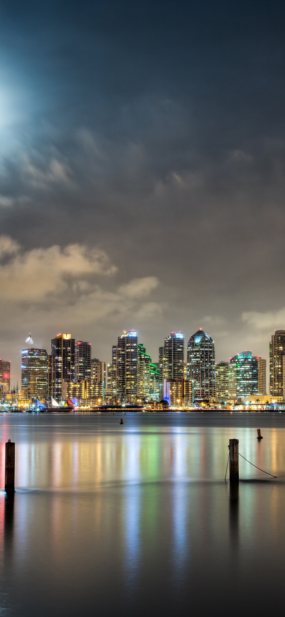 Обои городской пейзаж, ночь, линия горизонта, город, метрополия в разрешении 1125x2436