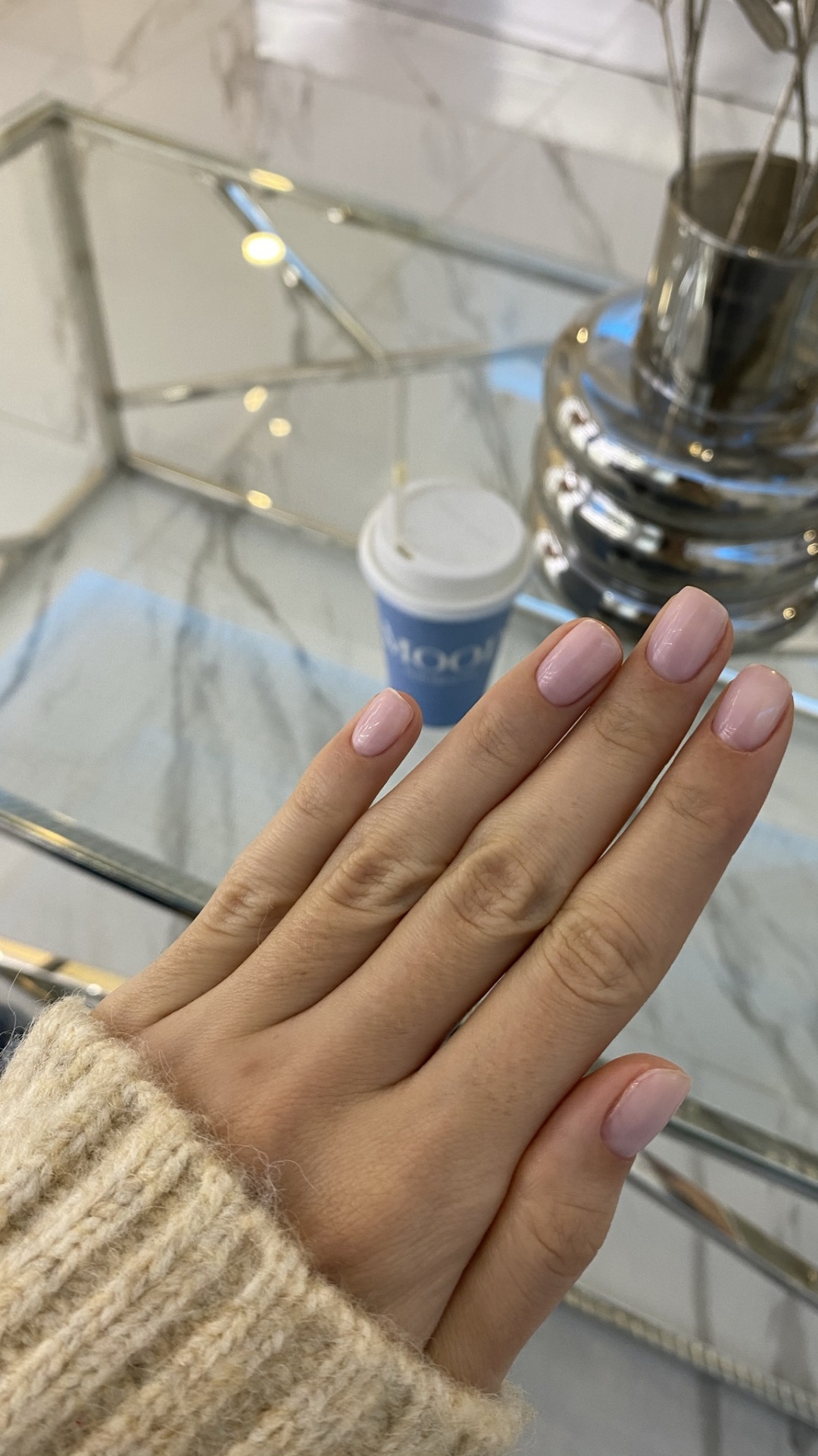 Обои небьющиеся, палец, ноготь, жидкость, стекло в разрешении 1080x1920