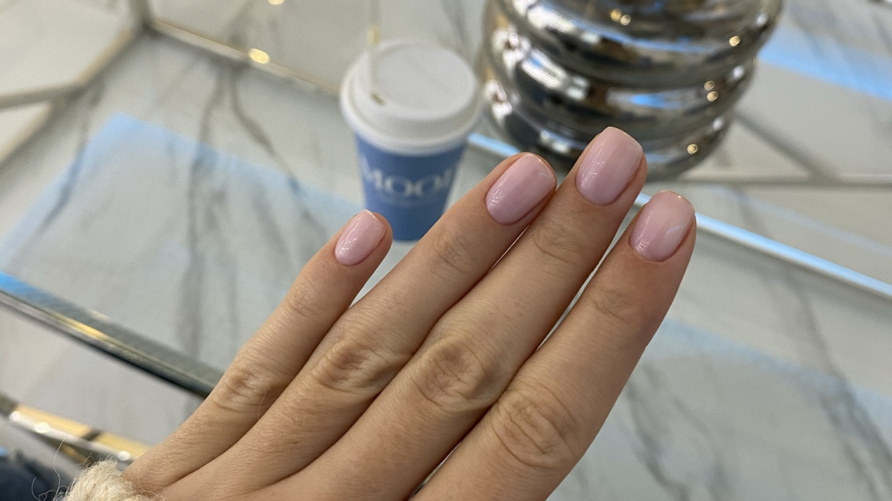 Обои небьющиеся, палец, ноготь, жидкость, стекло в разрешении 1280x720