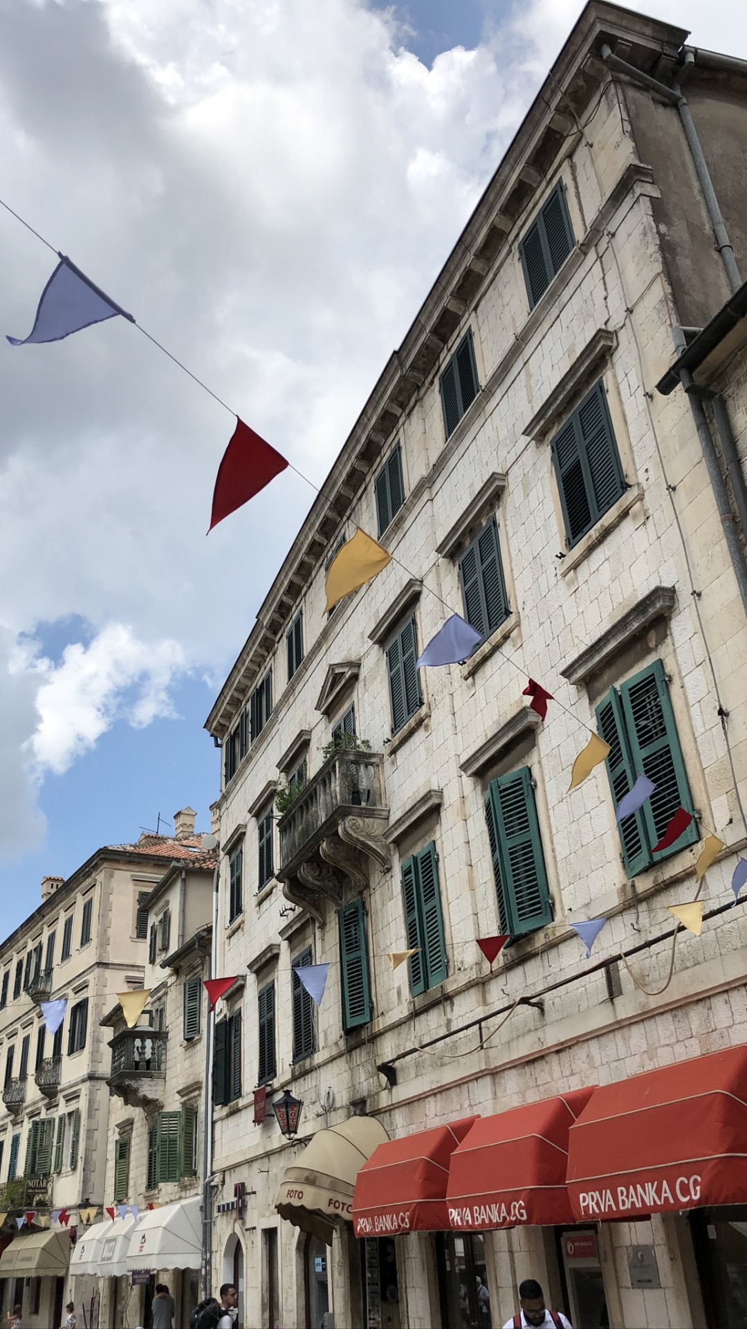 Обои главная городская площадь, дорога, окно, городок, соседство в разрешении 1080x1920