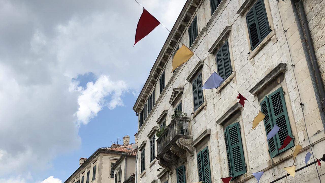 Обои главная городская площадь, дорога, окно, городок, соседство в разрешении 1280x720