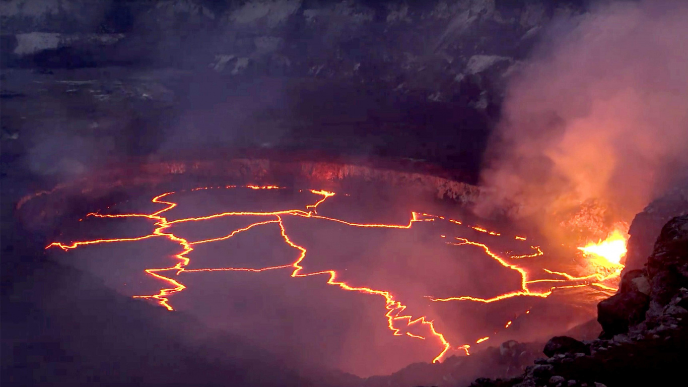 Обои вулкан, лава, лавовое озеро, атмосфера, вулканического рельефа в разрешении 1366x768