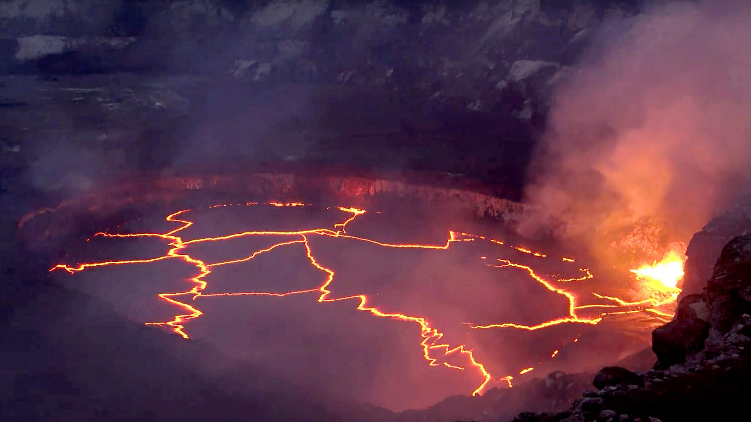 Обои вулкан, лава, лавовое озеро, атмосфера, вулканического рельефа в разрешении 2560x1440