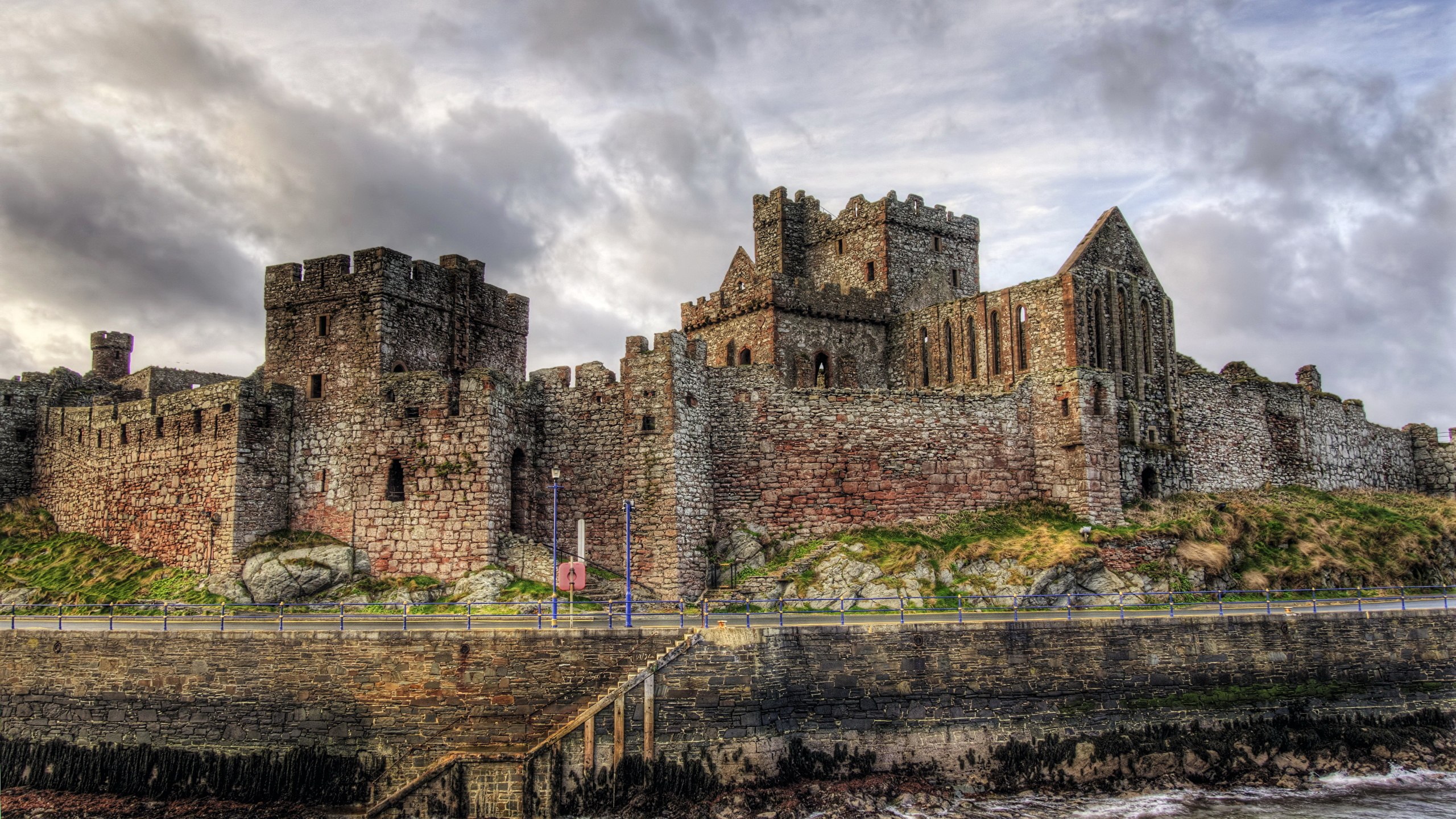 Обои Лупить Замок, замок, развалины, фортификация, здание в разрешении 2560x1440