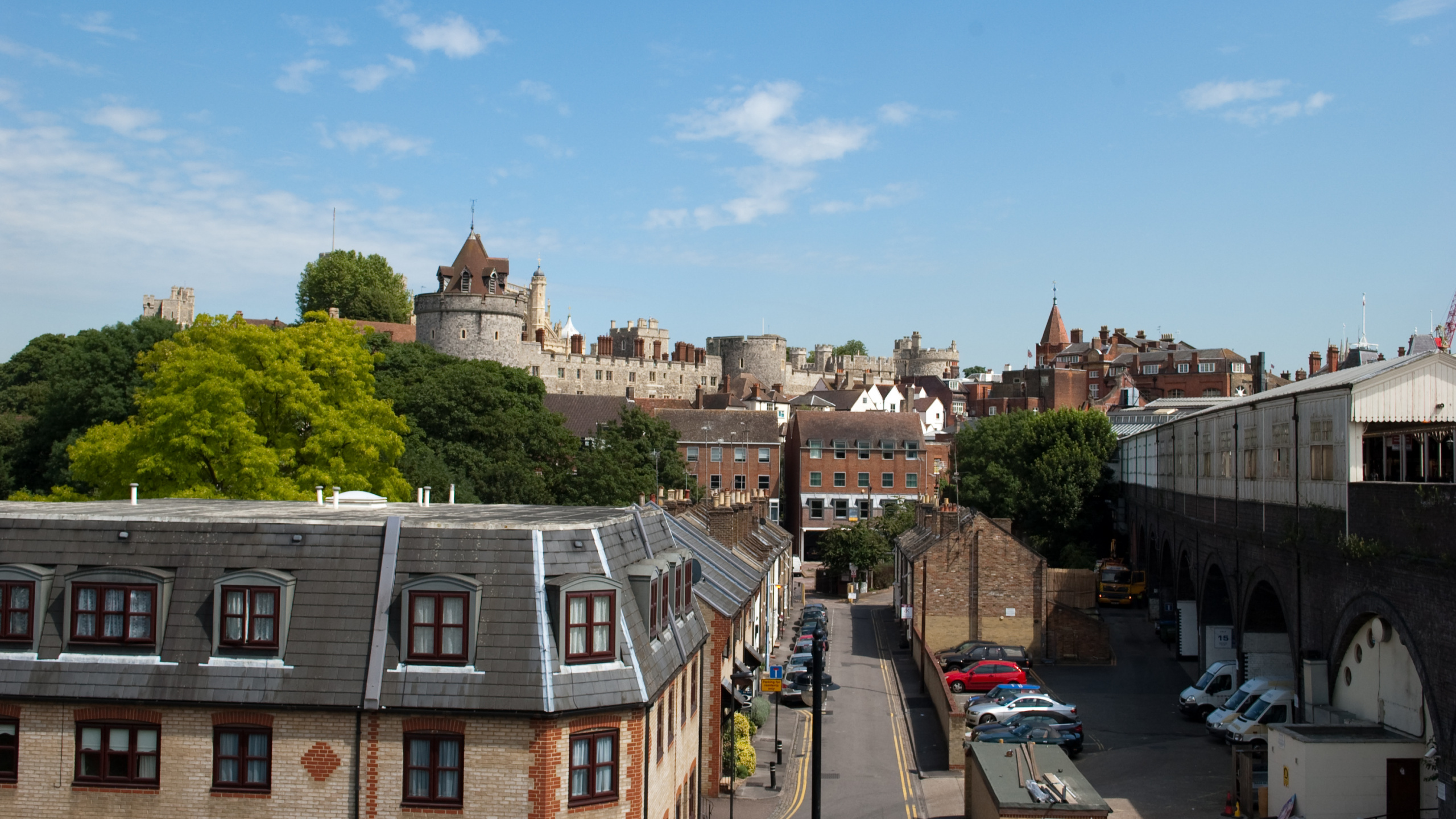 Обои фасад, здание, городок, город, соседство в разрешении 2560x1440