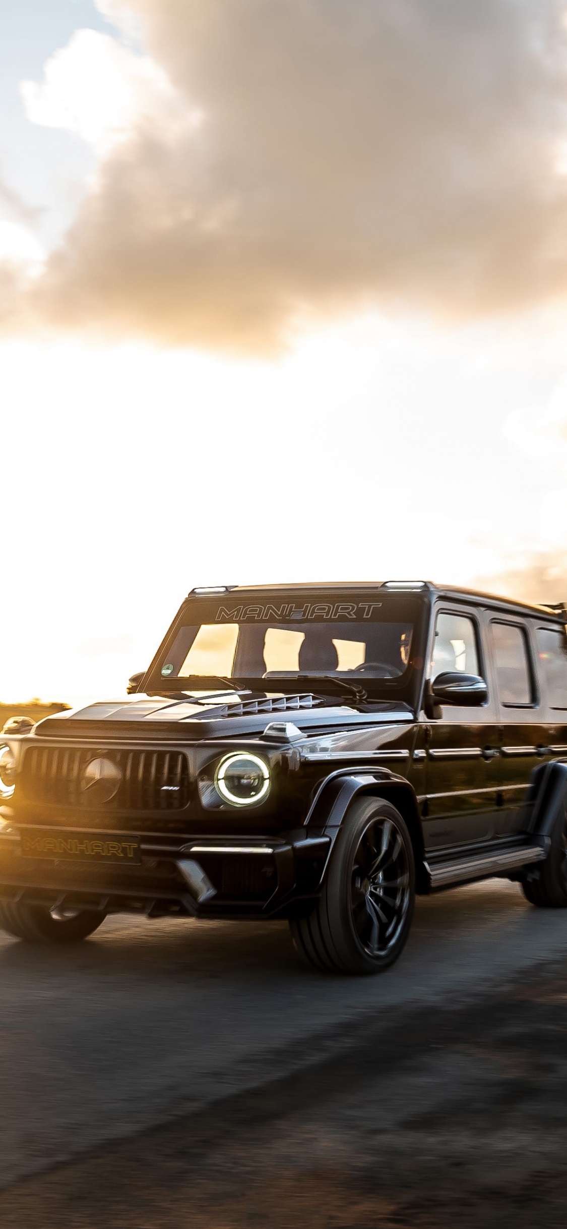 Обои колесо, желтый, mercedes benz g class, джип, компактный автомобиль в разрешении 1125x2436