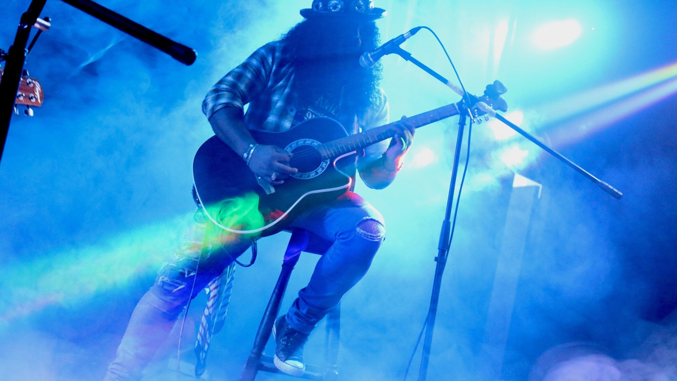 Обои Guns N Roses, Представление, событие, гитарист, гитара в разрешении 1366x768