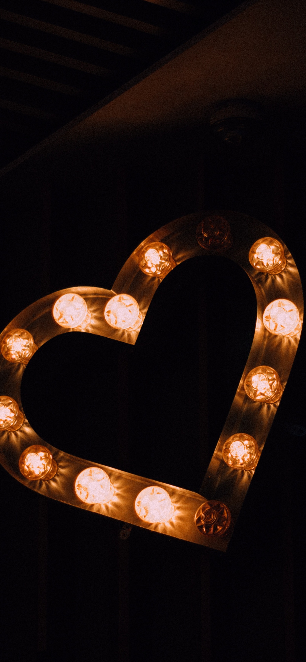 Обои сердце, орган, любовь, металл, свет в разрешении 1242x2688