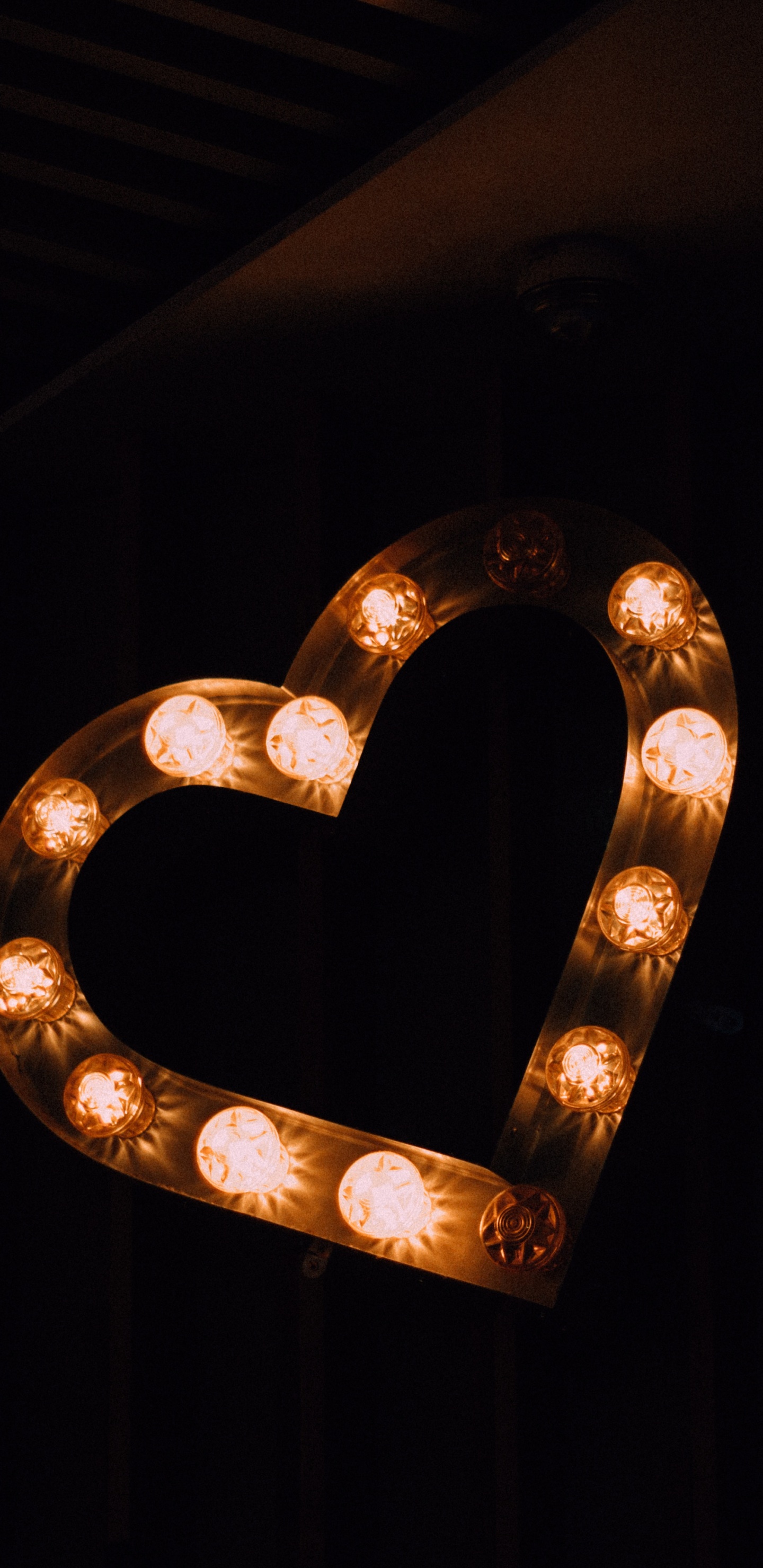 Обои сердце, орган, любовь, металл, свет в разрешении 1440x2960