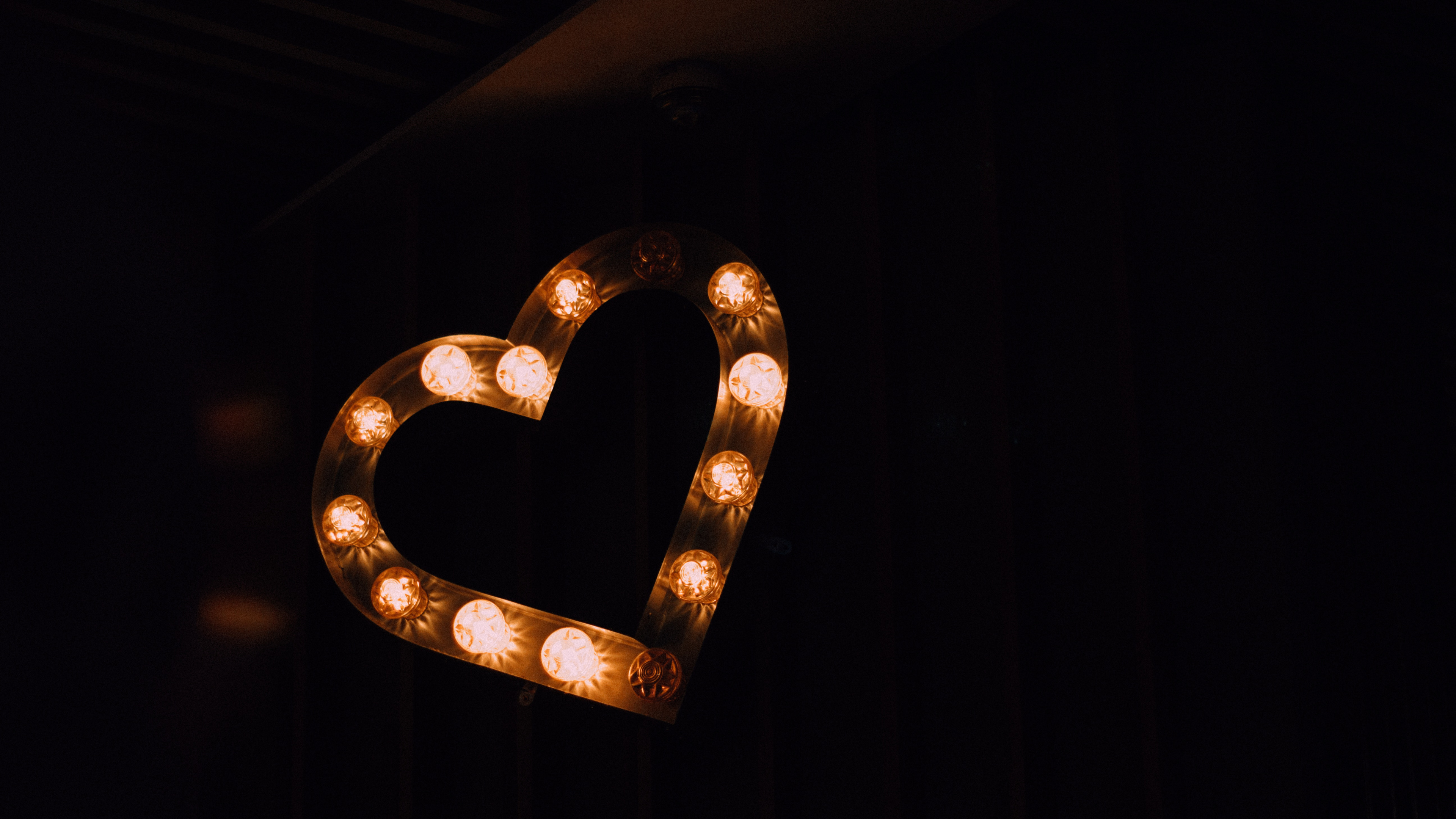 Обои сердце, орган, любовь, металл, свет в разрешении 3840x2160