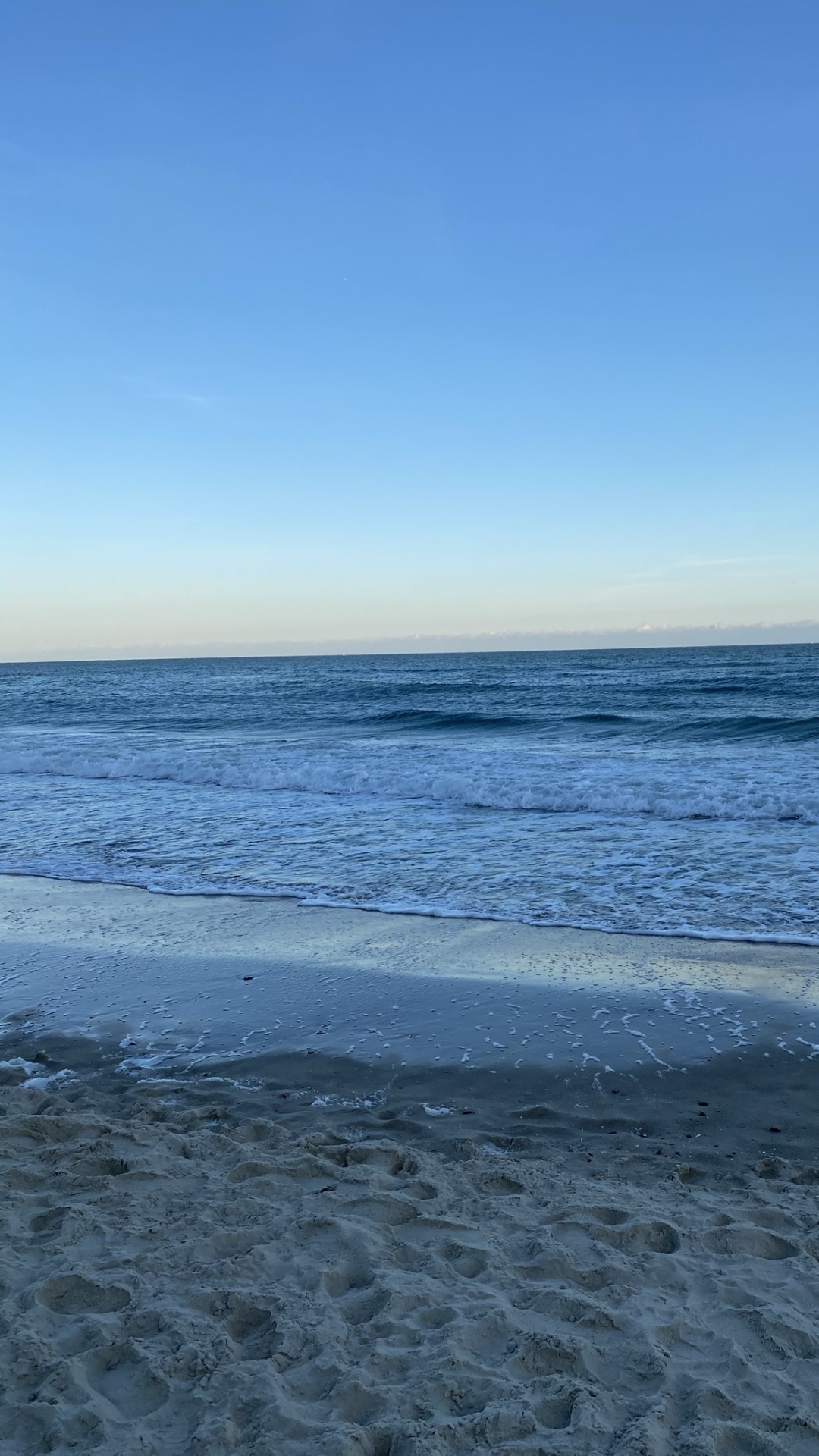 Обои море, отель морски бряг, пляж, водоем, жидкость в разрешении 1080x1920