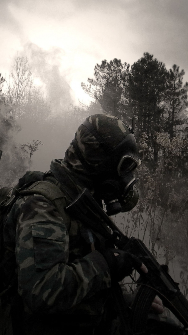 Обои солдат, темнота, дерево, противогаз, маска в разрешении 750x1334