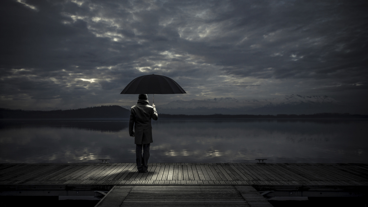 Обои зонтик, черный, вода, облако, темнота в разрешении 1280x720